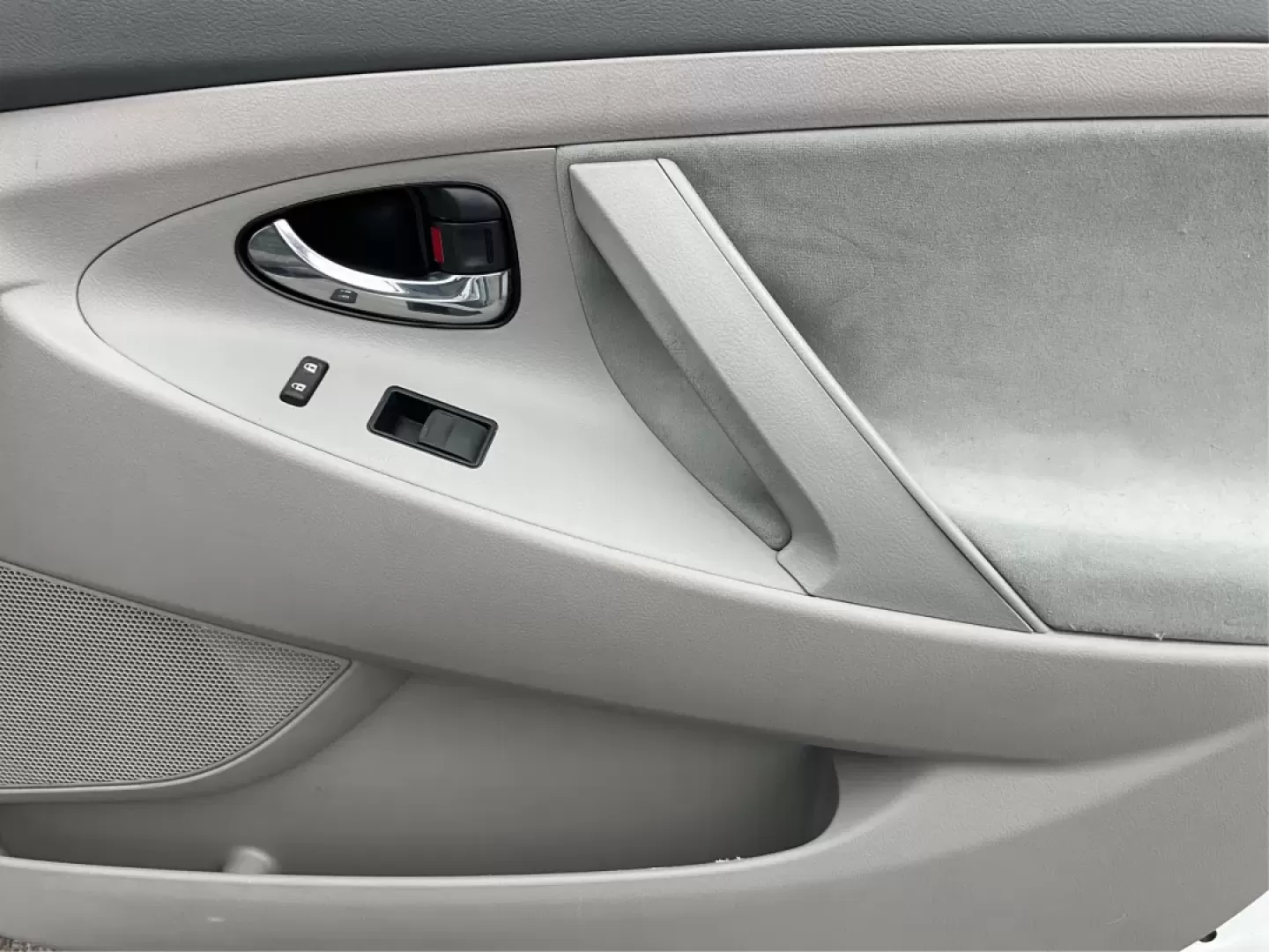 2008 Toyota Camry LE | SE | XLE (4T4BE46K18R) with an 2.4L I-4 DOHC engine, located at 401 Woodman Dr, Riverside, OH, 45431, (937) 908-9800, 39.760899, -84.123421 - Are you on the hunt for a reliable sedan that blends comfort and style with unbeatable affordability? Look no further! The 2008 Toyota Camry LE, available at Advantage Car and Credit in Riverside, OH, is the perfect vehicle for anyone seeking a dependable ride for daily commutes or family outings. W - Photo#19