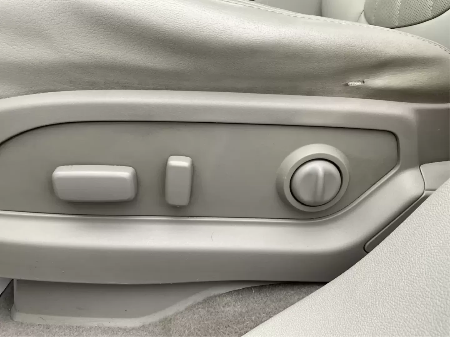 2014 Buick Enclave Leather (5GAKRBKD2EJ) with an 3.6L V-6 gasoline direct injection engine, located at 4508 South Dixie Dr, Moraine, OH, 45439, (937) 908-9800, 39.689976, -84.218452 - **Elevate Your Family Adventures with the 2014 Buick Enclave at Advantage Car and Credit - Moraine!**<br /> <br /> If you're searching for a vehicle that can effortlessly accommodate your growing family, tackle weekend adventures, and offer the comfort and space you deserve, look no further than thi - Photo#18