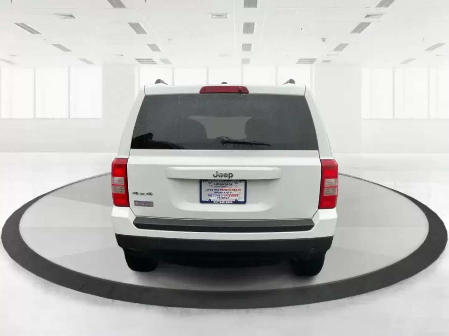 2016 Jeep Patriot Sport (1C4NJRBB5GD) with an 2.4L I-4 DOHC engine, Automatic transmission, located at 1230 East Main St, Xenia, OH, 45385, (937) 908-9800, 39.688026, -83.910172 - **Adventure Awaits with this 2016 Jeep Patriot Sport at Advantage Car and Credit - New Carlisle!**<br /> <br /> Are you ready to embrace the road less traveled? Whether you're planning weekend getaways with family or searching for the perfect commuter car that can handle a bit of adventure, this 201 - Photo#3