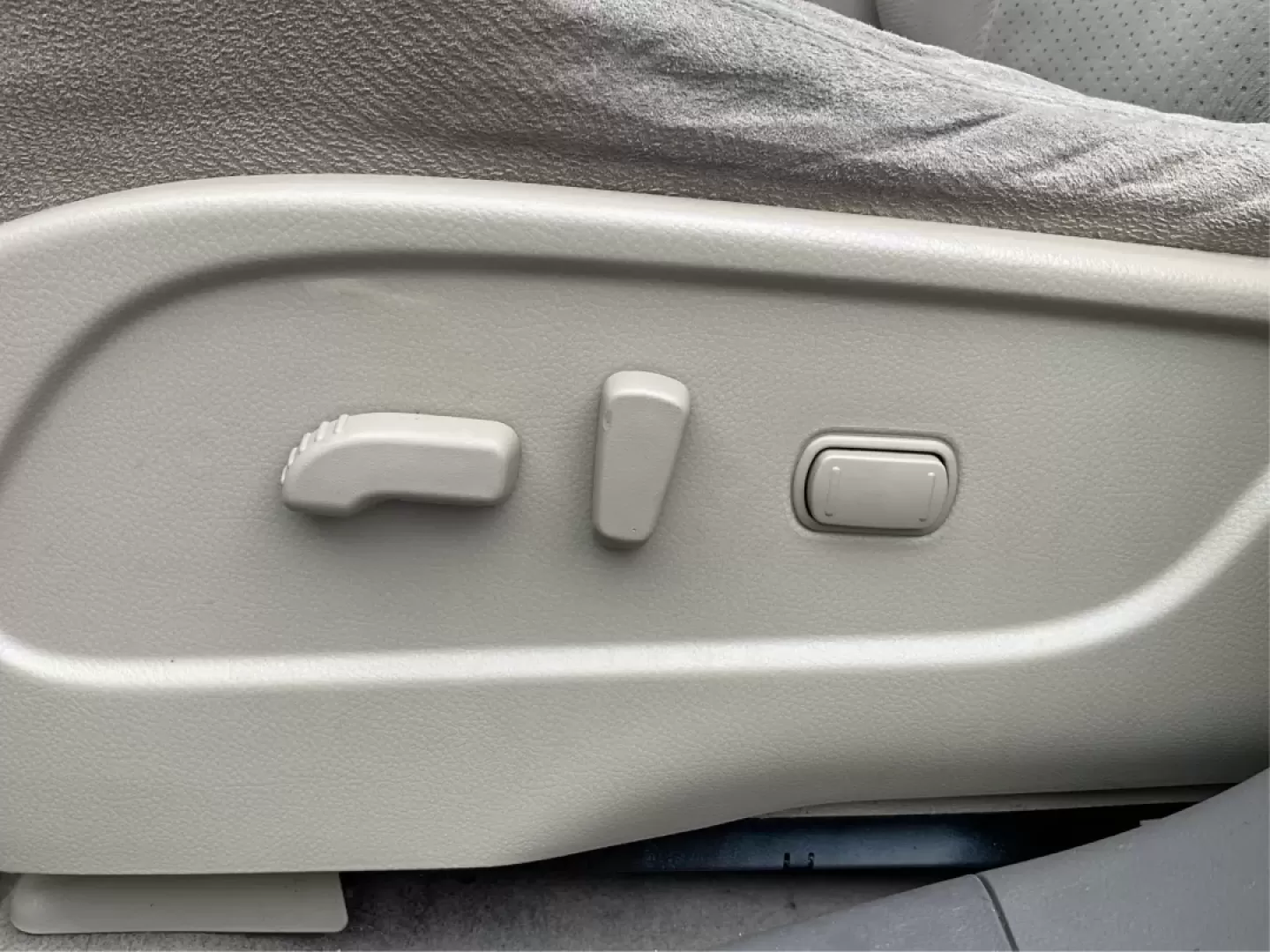 2014 Nissan Murano SV (JN8AZ1MW9EW) with an 3.5L V-6 DOHC engine, located at 401 Woodman Dr, Riverside, OH, 45431, (937) 908-9800, 39.760899, -84.123421 - **Discover the Perfect Blend of Style and Functionality with the 2014 Nissan Murano SV Your Ideal SUV for Riverside Adventures!**<br /> <br /> Are you searching for a versatile vehicle that can keep up with your busy lifestyle? Look no further! The 2014 Nissan Murano SV, available at Advantage Car - Photo#17