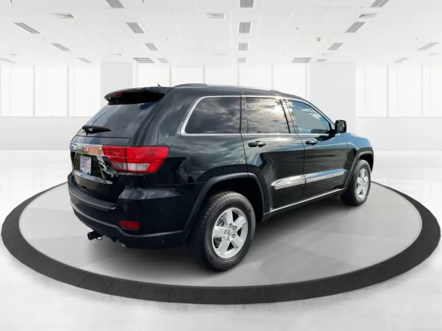 2012 Jeep Grand Cherokee Laredo (1C4RJFAG1CC) with an Other engine, located at 1230 East Main St, Xenia, OH, 45385, (937) 908-9800, 39.688026, -83.910172 - Are you ready to elevate your adventures with a rugged yet refined SUV? Look no further than this 2012 Jeep Grand Cherokee Laredo, now available at Advantage Car and Credit in Xenia, OH. This versatile vehicle is perfect for families embarking on weekend getaways, commuters tackling long drives, or - Photo#2