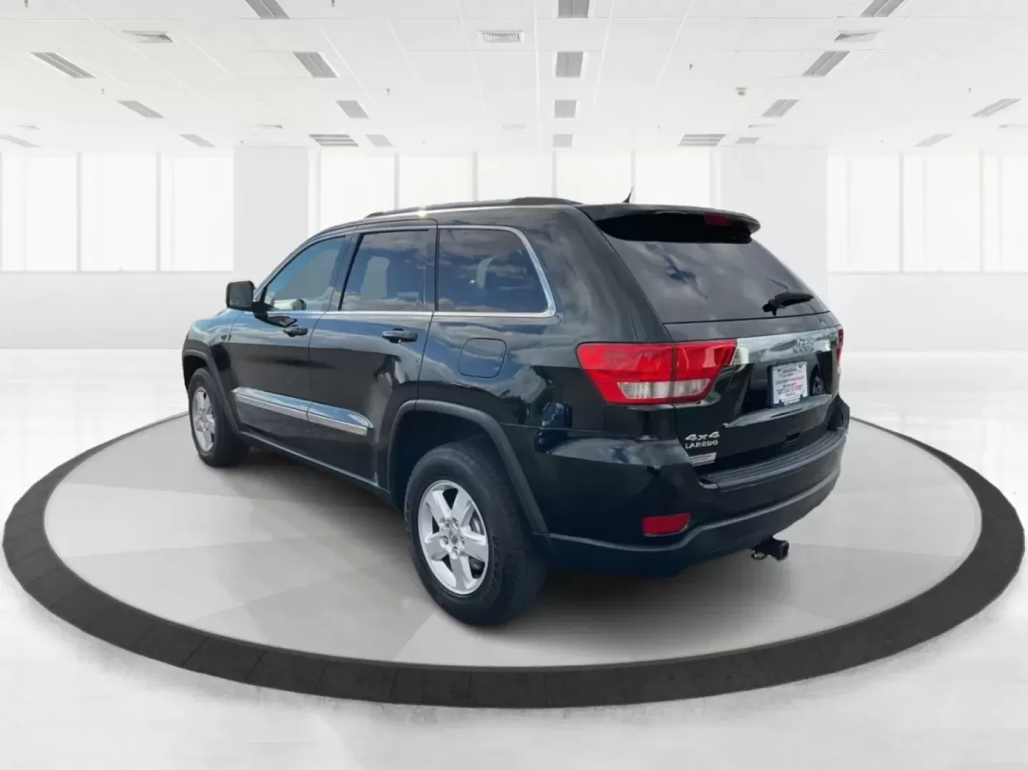 2012 Jeep Grand Cherokee Laredo (1C4RJFAG1CC) with an Other engine, located at 1230 East Main St, Xenia, OH, 45385, (937) 908-9800, 39.688026, -83.910172 - Are you ready to elevate your adventures with a rugged yet refined SUV? Look no further than this 2012 Jeep Grand Cherokee Laredo, now available at Advantage Car and Credit in Xenia, OH. This versatile vehicle is perfect for families embarking on weekend getaways, commuters tackling long drives, or - Photo#4