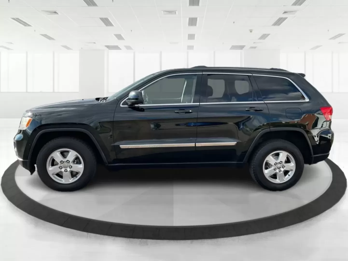 2012 Jeep Grand Cherokee Laredo (1C4RJFAG1CC) with an Other engine, located at 1230 East Main St, Xenia, OH, 45385, (937) 908-9800, 39.688026, -83.910172 - Are you ready to elevate your adventures with a rugged yet refined SUV? Look no further than this 2012 Jeep Grand Cherokee Laredo, now available at Advantage Car and Credit in Xenia, OH. This versatile vehicle is perfect for families embarking on weekend getaways, commuters tackling long drives, or - Photo#5