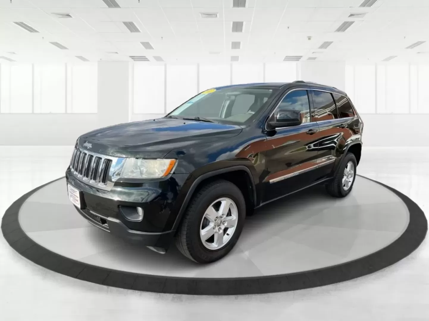 2012 Jeep Grand Cherokee Laredo (1C4RJFAG1CC) with an Other engine, located at 1230 East Main St, Xenia, OH, 45385, (937) 908-9800, 39.688026, -83.910172 - Are you ready to elevate your adventures with a rugged yet refined SUV? Look no further than this 2012 Jeep Grand Cherokee Laredo, now available at Advantage Car and Credit in Xenia, OH. This versatile vehicle is perfect for families embarking on weekend getaways, commuters tackling long drives, or - Photo#8