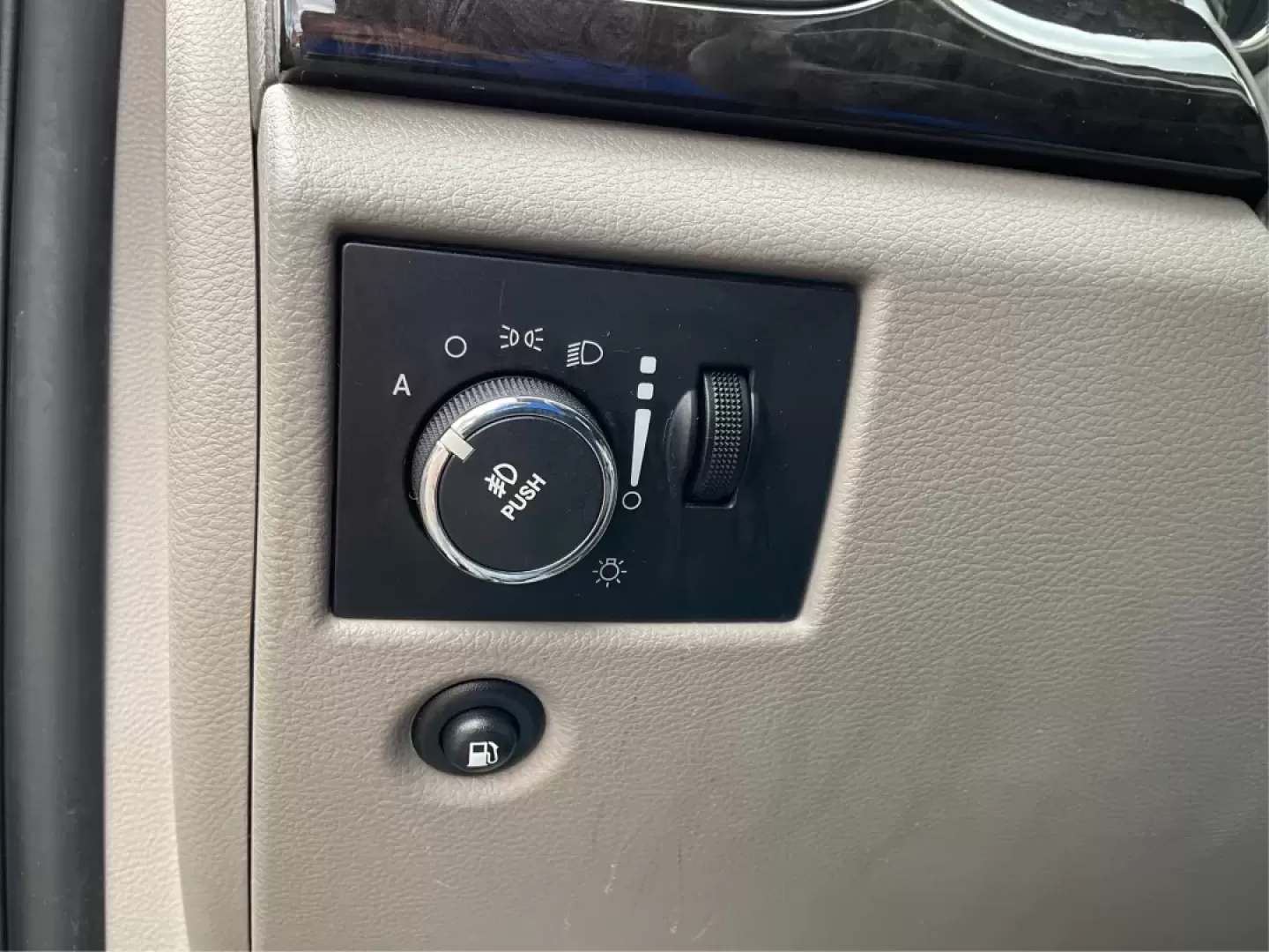 2012 Jeep Grand Cherokee Laredo (1C4RJFAG1CC) with an Other engine, located at 1230 East Main St, Xenia, OH, 45385, (937) 908-9800, 39.688026, -83.910172 - Are you ready to elevate your adventures with a rugged yet refined SUV? Look no further than this 2012 Jeep Grand Cherokee Laredo, now available at Advantage Car and Credit in Xenia, OH. This versatile vehicle is perfect for families embarking on weekend getaways, commuters tackling long drives, or - Photo#17