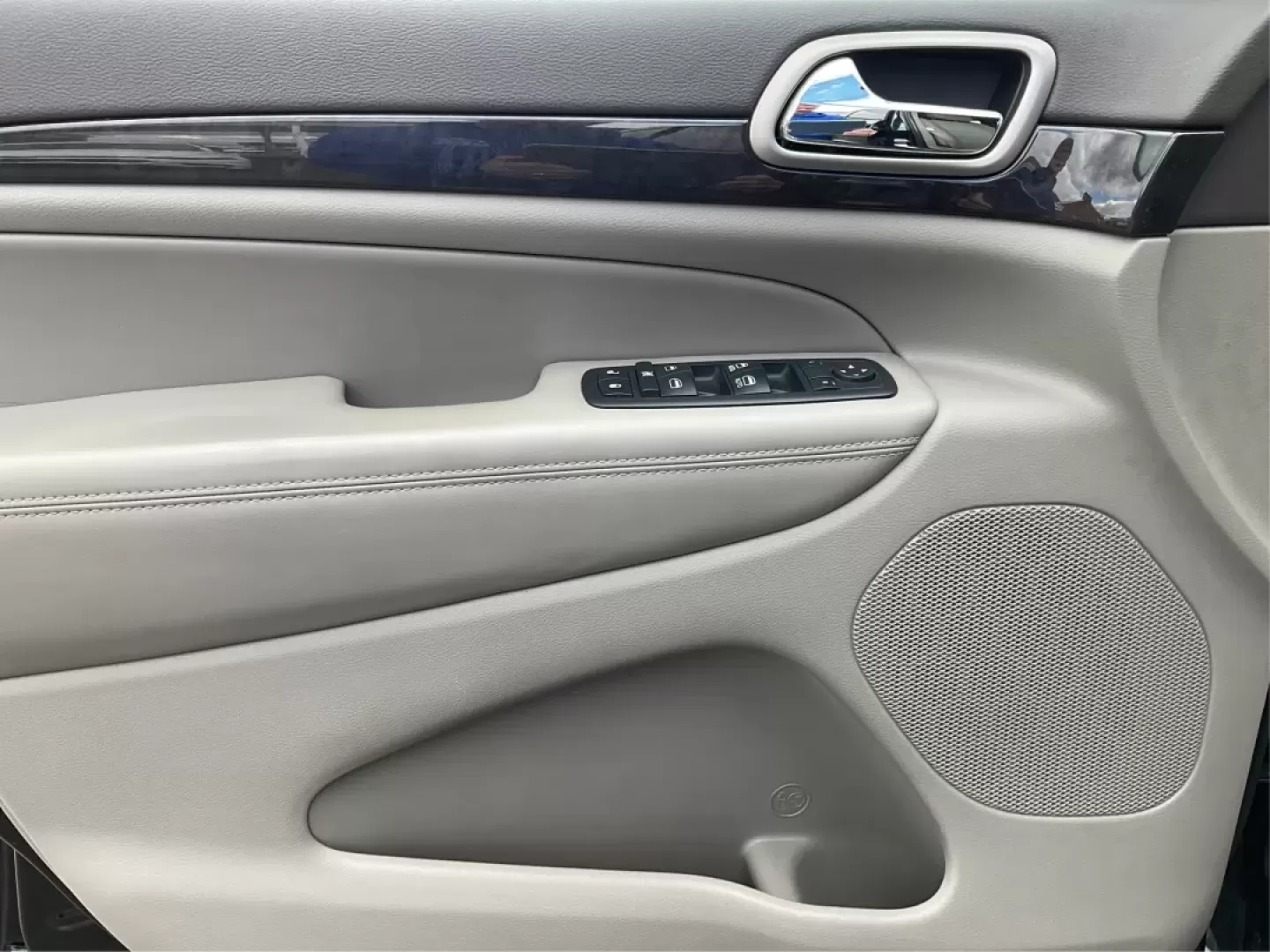 2012 Jeep Grand Cherokee Laredo (1C4RJFAG1CC) with an Other engine, located at 1230 East Main St, Xenia, OH, 45385, (937) 908-9800, 39.688026, -83.910172 - Are you ready to elevate your adventures with a rugged yet refined SUV? Look no further than this 2012 Jeep Grand Cherokee Laredo, now available at Advantage Car and Credit in Xenia, OH. This versatile vehicle is perfect for families embarking on weekend getaways, commuters tackling long drives, or - Photo#19