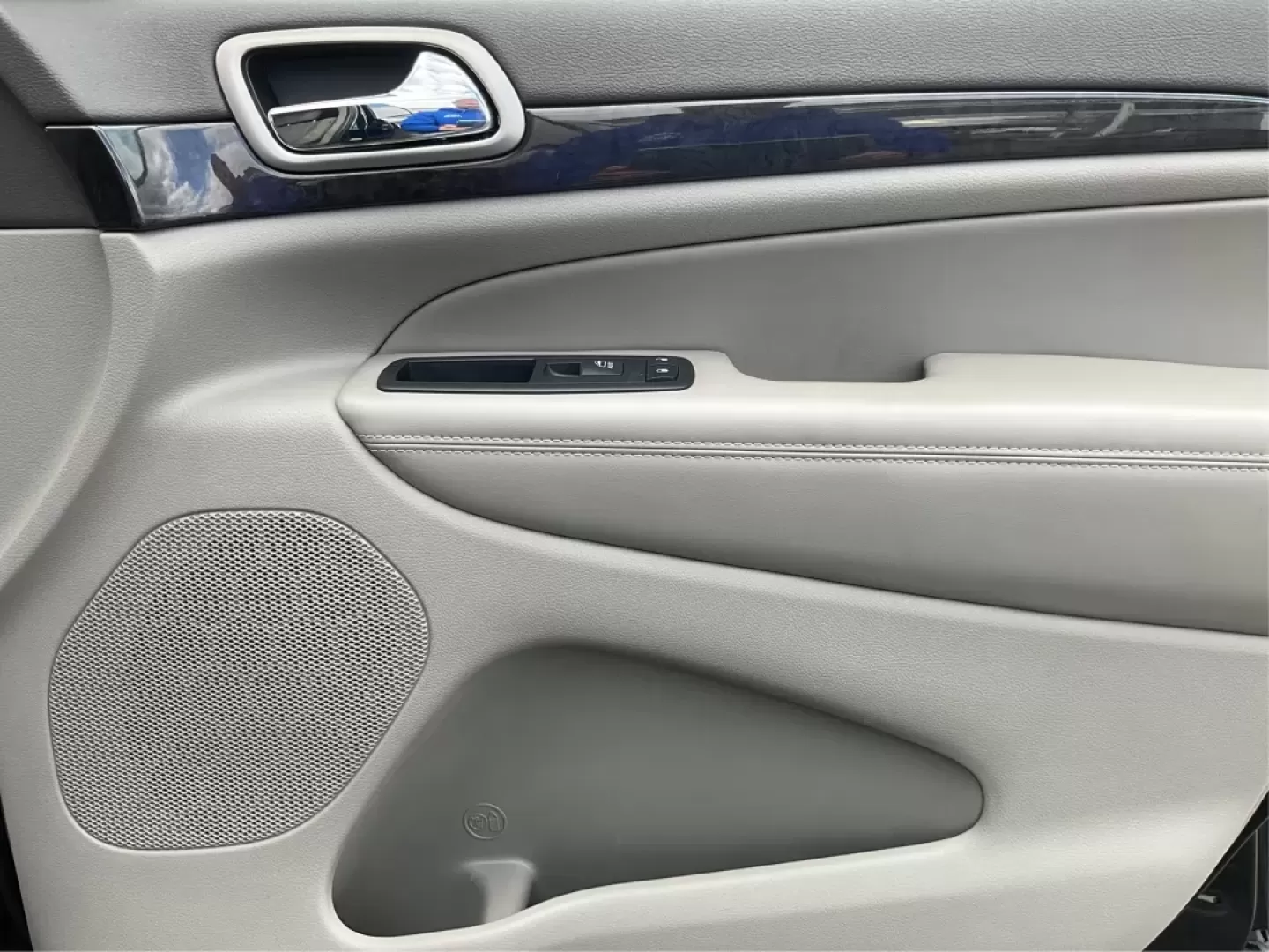 2012 Jeep Grand Cherokee Laredo (1C4RJFAG1CC) with an Other engine, located at 1230 East Main St, Xenia, OH, 45385, (937) 908-9800, 39.688026, -83.910172 - Are you ready to elevate your adventures with a rugged yet refined SUV? Look no further than this 2012 Jeep Grand Cherokee Laredo, now available at Advantage Car and Credit in Xenia, OH. This versatile vehicle is perfect for families embarking on weekend getaways, commuters tackling long drives, or - Photo#20