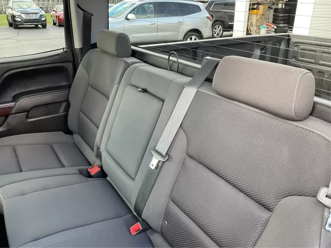 2018 GMC Sierra 1500 SLE (3GTU2MEC2JG) with an 5.3 engine, located at 1230 East Main St, Xenia, OH, 45385, (937) 908-9800, 39.688026, -83.910172 - Elevate your lifestyle with the unparalleled capability and comfort of the 2018 GMC Sierra 1500 SLE, now available at Advantage Car and Credit in Xenia, OH. This crew cab truck is not just a vehicle; it's a versatile companion for weekend adventures, family outings, and daily commutes alike. If you' - Photo#10