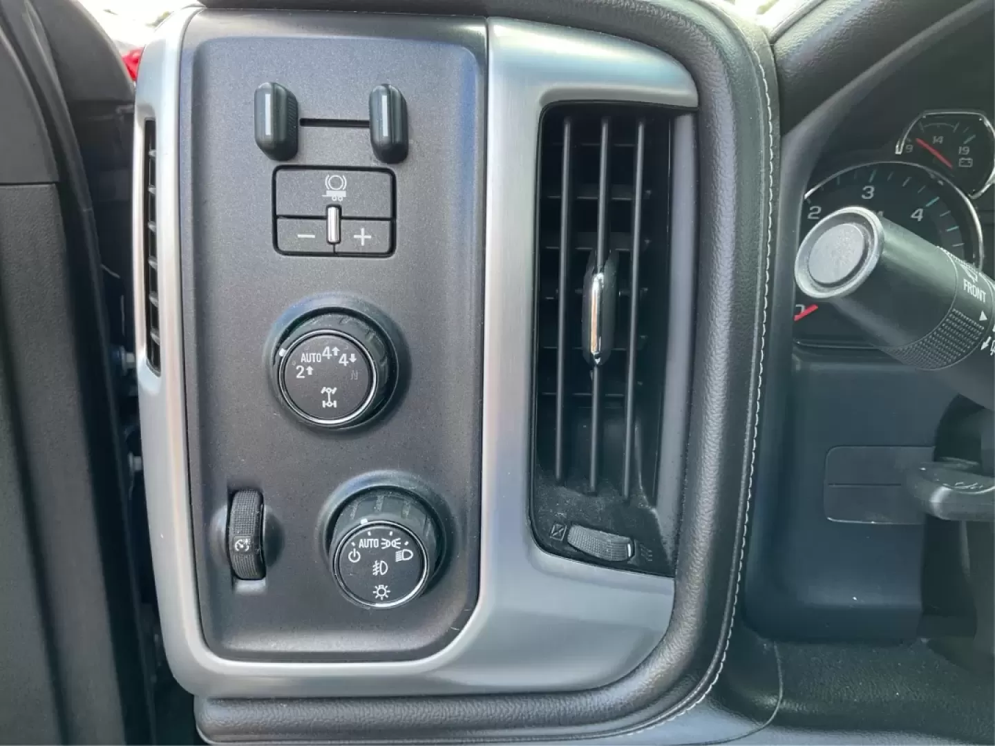 2018 GMC Sierra 1500 SLE (3GTU2MEC2JG) with an 5.3 engine, located at 1230 East Main St, Xenia, OH, 45385, (937) 908-9800, 39.688026, -83.910172 - Elevate your lifestyle with the unparalleled capability and comfort of the 2018 GMC Sierra 1500 SLE, now available at Advantage Car and Credit in Xenia, OH. This crew cab truck is not just a vehicle; it's a versatile companion for weekend adventures, family outings, and daily commutes alike. If you' - Photo#16