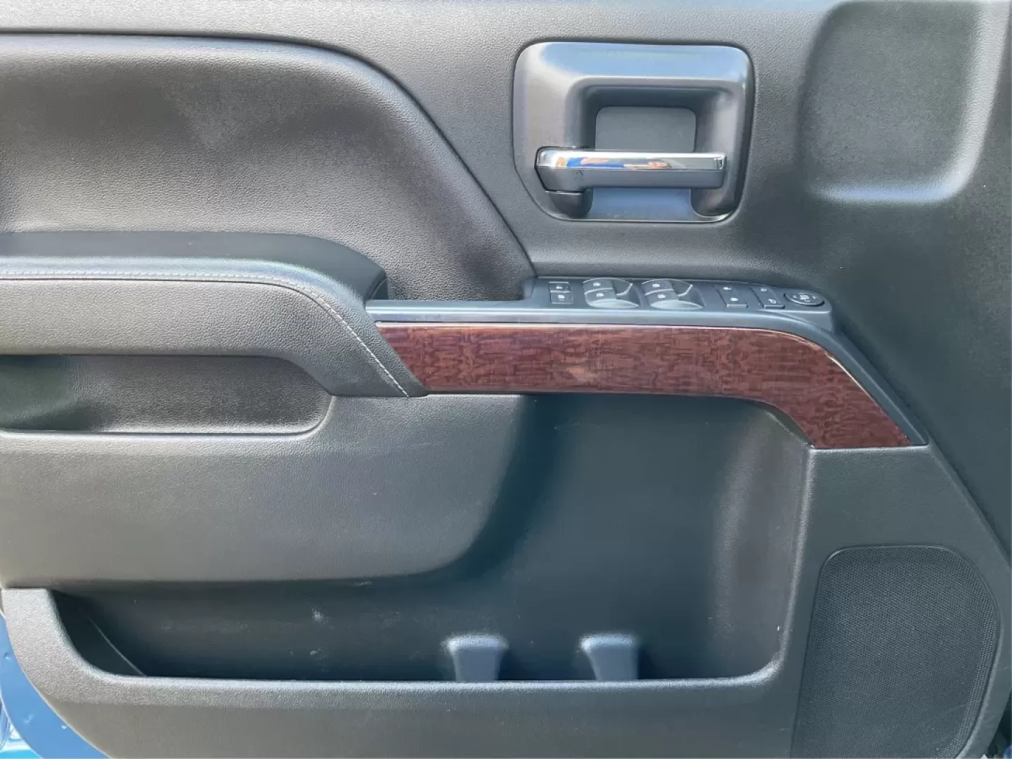 2018 GMC Sierra 1500 SLE (3GTU2MEC2JG) with an 5.3 engine, located at 1230 East Main St, Xenia, OH, 45385, (937) 908-9800, 39.688026, -83.910172 - Elevate your lifestyle with the unparalleled capability and comfort of the 2018 GMC Sierra 1500 SLE, now available at Advantage Car and Credit in Xenia, OH. This crew cab truck is not just a vehicle; it's a versatile companion for weekend adventures, family outings, and daily commutes alike. If you' - Photo#18