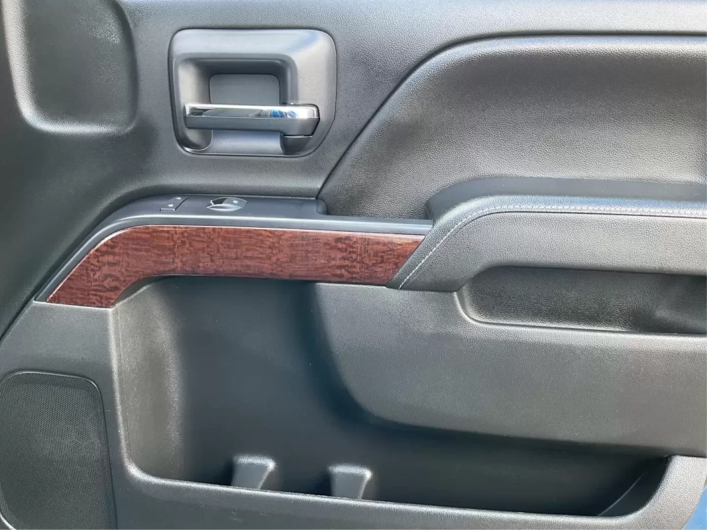 2018 GMC Sierra 1500 SLE (3GTU2MEC2JG) with an 5.3 engine, located at 1230 East Main St, Xenia, OH, 45385, (937) 908-9800, 39.688026, -83.910172 - Elevate your lifestyle with the unparalleled capability and comfort of the 2018 GMC Sierra 1500 SLE, now available at Advantage Car and Credit in Xenia, OH. This crew cab truck is not just a vehicle; it's a versatile companion for weekend adventures, family outings, and daily commutes alike. If you' - Photo#19