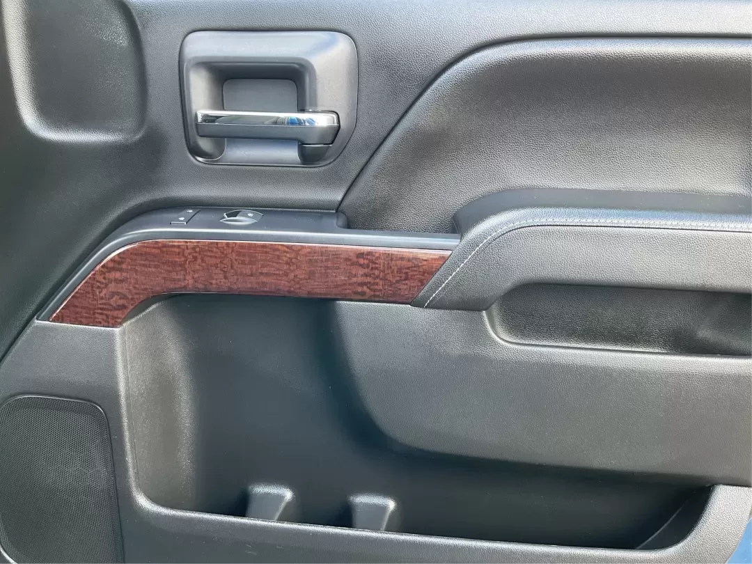 2018 GMC Sierra 1500 SLE (3GTU2MEC2JG) with an 5.3 engine, located at 1230 East Main St, Xenia, OH, 45385, (937) 908-9800, 39.688026, -83.910172 - Elevate your lifestyle with the unparalleled capability and comfort of the 2018 GMC Sierra 1500 SLE, now available at Advantage Car and Credit in Xenia, OH. This crew cab truck is not just a vehicle; it's a versatile companion for weekend adventures, family outings, and daily commutes alike. If you' - Photo#19