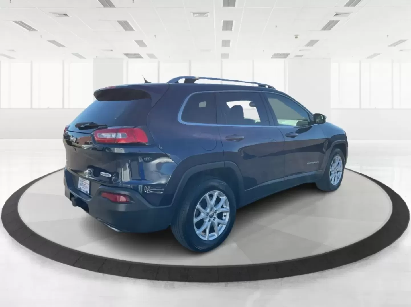 2015 Jeep Cherokee Latitude (1C4PJMCS5FW) with an Other engine, located at 4508 South Dixie Dr, Moraine, OH, 45439, (937) 908-9800, 39.689976, -84.218452 - **Adventure Awaits with the 2015 Jeep Cherokee Latitude at Advantage Car and Credit Moraine**<br /> <br /> Are you ready to elevate your lifestyle with a rugged yet refined vehicle? Whether you're commuting through the bustling streets of Moraine or embarking on a weekend adventure to nearby attrac - Photo#2