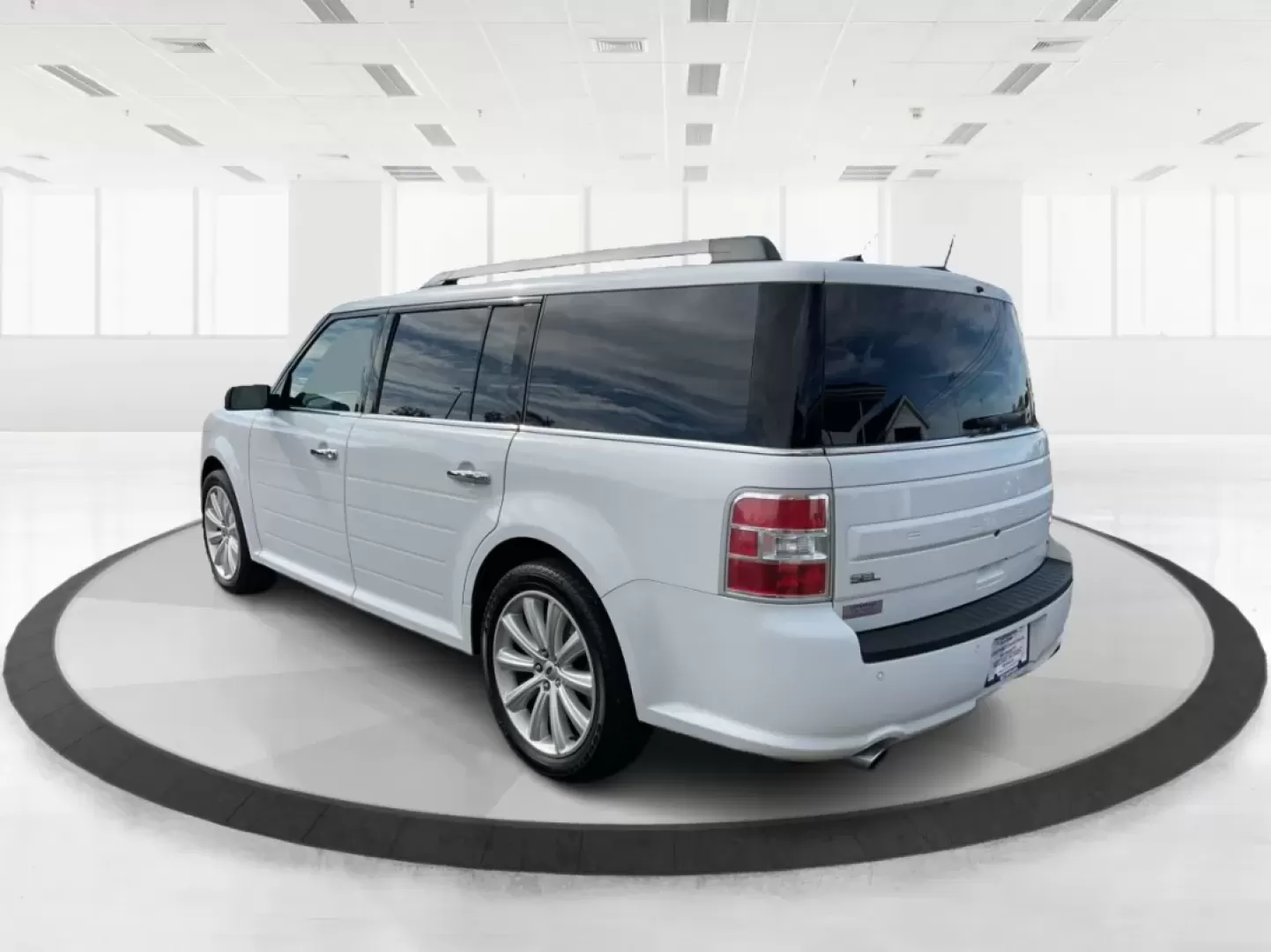 2015 Ford Flex SEL (2FMHK6C89FB) with an 3.5L V-6 DOHC engine, located at 4508 South Dixie Dr, Moraine, OH, 45439, (937) 908-9800, 39.689976, -84.218452 - **Embrace Adventures with the 2015 Ford Flex SEL at Advantage Car and Credit - Moraine!**<br /> <br /> Are you ready to elevate your lifestyle? The 2015 Ford Flex SEL is the perfect blend of comfort, versatility, and style, making it ideal for families and adventurers alike. Whether you're navigatin - Photo#4