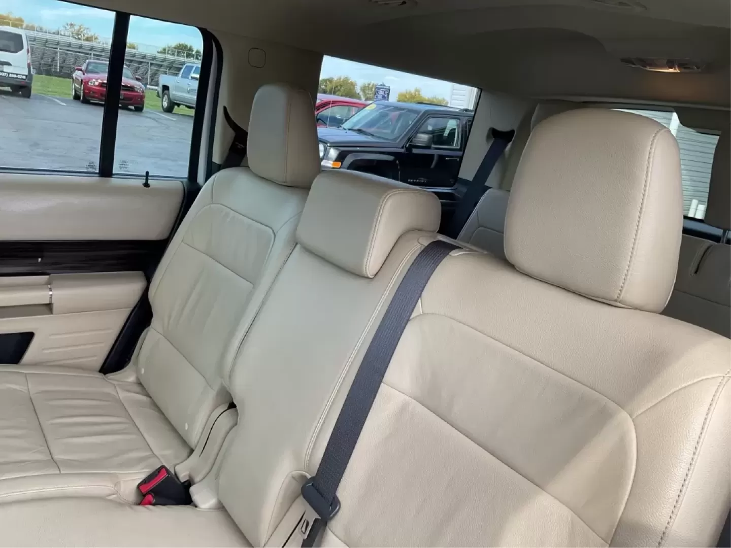 2015 Ford Flex SEL (2FMHK6C89FB) with an 3.5L V-6 DOHC engine, located at 4508 South Dixie Dr, Moraine, OH, 45439, (937) 908-9800, 39.689976, -84.218452 - **Embrace Adventures with the 2015 Ford Flex SEL at Advantage Car and Credit - Moraine!**<br /> <br /> Are you ready to elevate your lifestyle? The 2015 Ford Flex SEL is the perfect blend of comfort, versatility, and style, making it ideal for families and adventurers alike. Whether you're navigatin - Photo#10