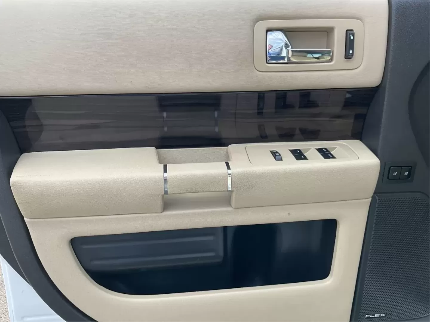 2015 Ford Flex SEL (2FMHK6C89FB) with an 3.5L V-6 DOHC engine, located at 4508 South Dixie Dr, Moraine, OH, 45439, (937) 908-9800, 39.689976, -84.218452 - **Embrace Adventures with the 2015 Ford Flex SEL at Advantage Car and Credit - Moraine!**<br /> <br /> Are you ready to elevate your lifestyle? The 2015 Ford Flex SEL is the perfect blend of comfort, versatility, and style, making it ideal for families and adventurers alike. Whether you're navigatin - Photo#19