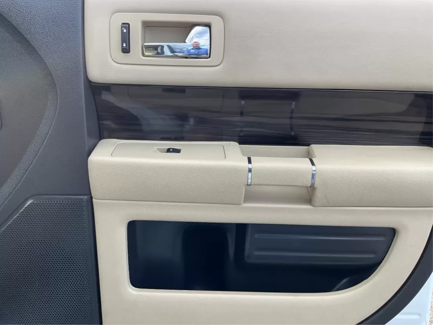 2015 Ford Flex SEL (2FMHK6C89FB) with an 3.5L V-6 DOHC engine, located at 4508 South Dixie Dr, Moraine, OH, 45439, (937) 908-9800, 39.689976, -84.218452 - **Embrace Adventures with the 2015 Ford Flex SEL at Advantage Car and Credit - Moraine!**<br /> <br /> Are you ready to elevate your lifestyle? The 2015 Ford Flex SEL is the perfect blend of comfort, versatility, and style, making it ideal for families and adventurers alike. Whether you're navigatin - Photo#20