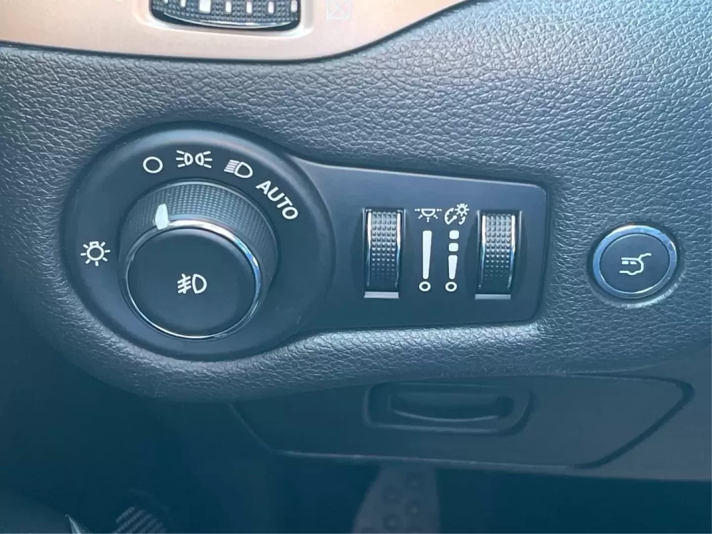 2014 Jeep Cherokee Limited (1C4PJLDB2EW) with an Other engine, located at 1099 N County Rd 25A , Troy, OH, 45373, (937) 908-9800, 40.057079, -84.212883 - **Unleash Your Adventurous Spirit with the 2014 Jeep Cherokee Limited!**<br /> <br /> Are you ready to enhance your lifestyle with a vehicle that perfectly balances comfort, capability, and style? Look no further than the 2014 Jeep Cherokee Limited, available now at Advantage Car and Credit in Xenia - Photo#17