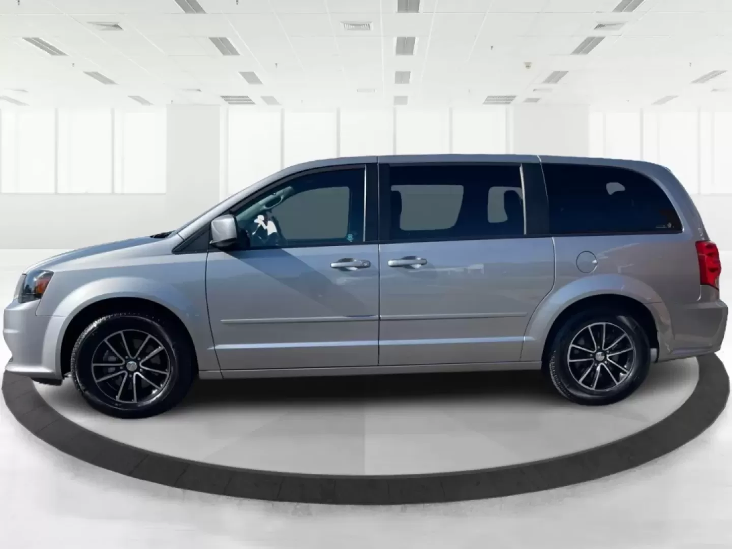 2017 Dodge Grand Caravan SE Plus (2C4RDGBGXHR) with an Pentastar 3.6L V-6 DOHC engine, located at 1230 East Main St, Xenia, OH, 45385, (937) 908-9800, 39.688026, -83.910172 - Are you ready to hit the road for family adventures or daily commutes? The 2017 Dodge Grand Caravan SE Plus is your ideal companion, blending comfort, versatility, and reliability in one stylish package. Perfect for growing families or anyone in need of a spacious ride, this passenger van is designe - Photo#5