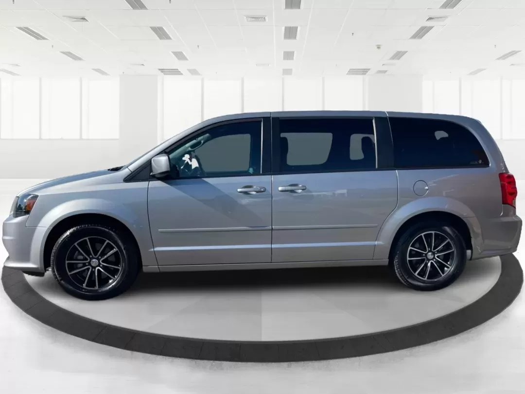 2017 Dodge Grand Caravan SE Plus (2C4RDGBGXHR) with an Pentastar 3.6L V-6 DOHC engine, located at 1230 East Main St, Xenia, OH, 45385, (937) 908-9800, 39.688026, -83.910172 - Are you ready to hit the road for family adventures or daily commutes? The 2017 Dodge Grand Caravan SE Plus is your ideal companion, blending comfort, versatility, and reliability in one stylish package. Perfect for growing families or anyone in need of a spacious ride, this passenger van is designe - Photo#5