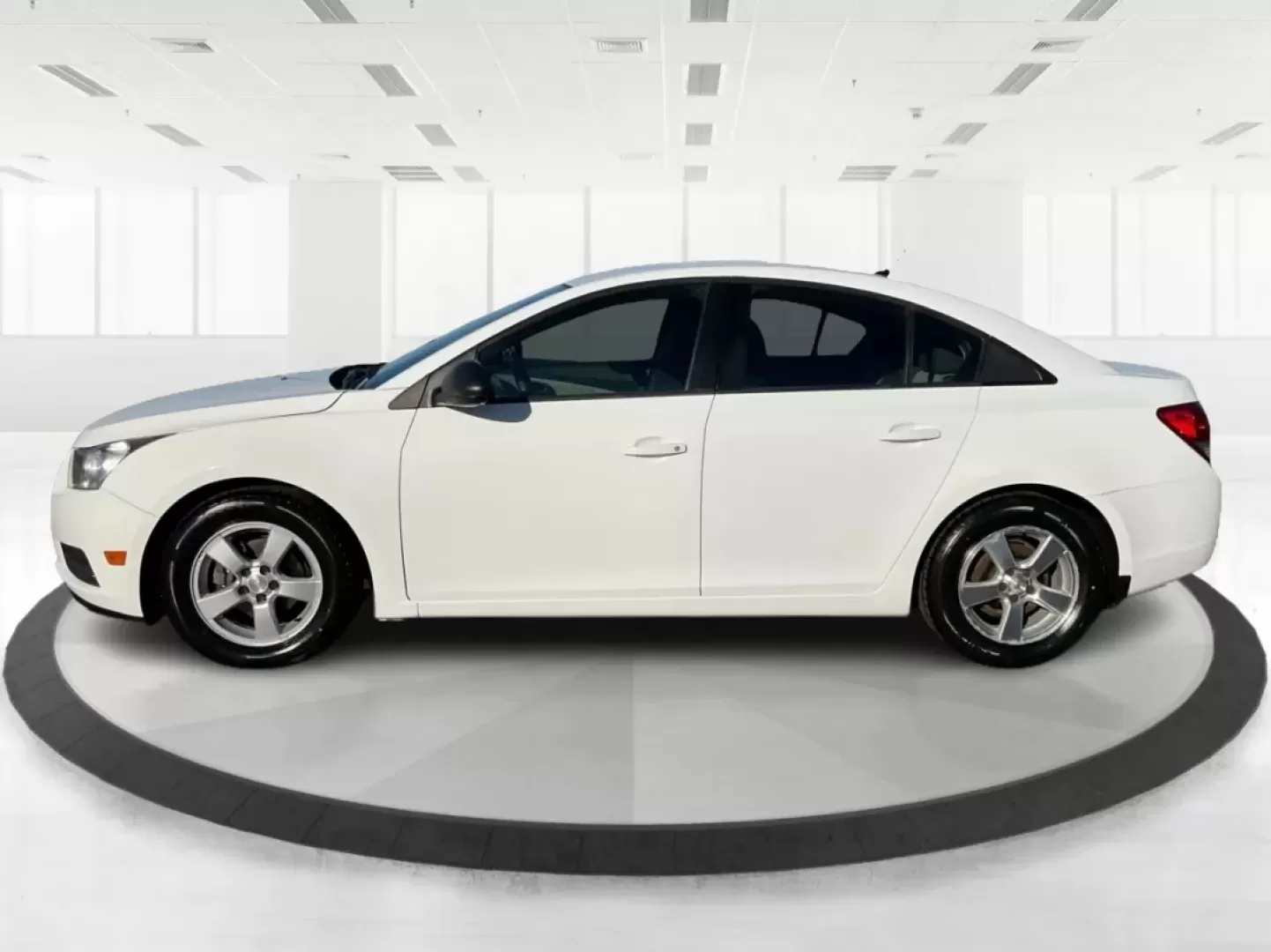 2014 Chevrolet Cruze LS Auto (1G1PA5SG7E7) with an ECOTEC 1.8L I-4 DOHC engine, located at 1230 East Main St, Xenia, OH, 45385, (937) 908-9800, 39.688026, -83.910172 - **Discover the Perfect Sedan for Your Daily Journey: 2014 Chevrolet Cruze at Advantage Car and Credit - Xenia!**<br /> <br /> Are you in search of a reliable and stylish vehicle that suits all aspects of your life? Look no further than this exceptional 2014 Chevrolet Cruze, available at Advantage Ca - Photo#5