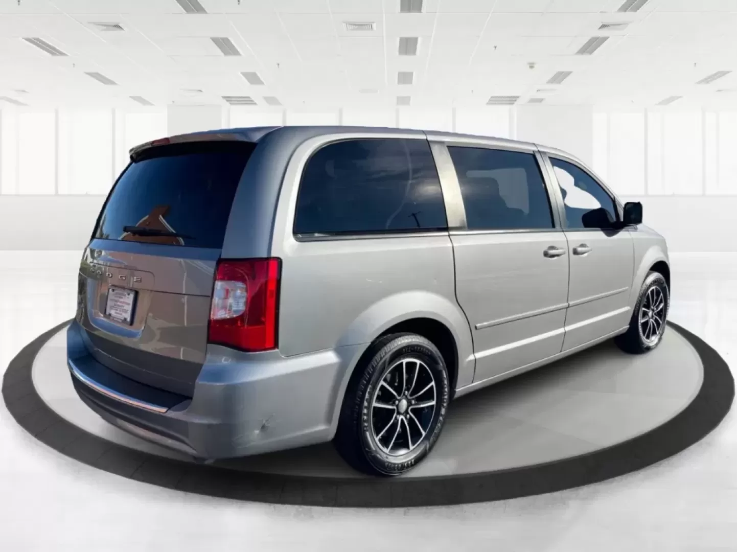 2016 Dodge Grand Caravan SE (2C4RDGBG0GR) with an Pentastar 3.6L V-6 DOHC engine, located at 1230 East Main St, Xenia, OH, 45385, (937) 908-9800, 39.688026, -83.910172 - **Experience the Freedom of Family Adventures with the 2016 Dodge Grand Caravan SE!** <br /> <br /> Are you in search of the perfect vehicle for family road trips, daily commutes, or weekend adventures? Look no further than the 2016 Dodge Grand Caravan SE, available at Advantage Car and Credit in X - Photo#2