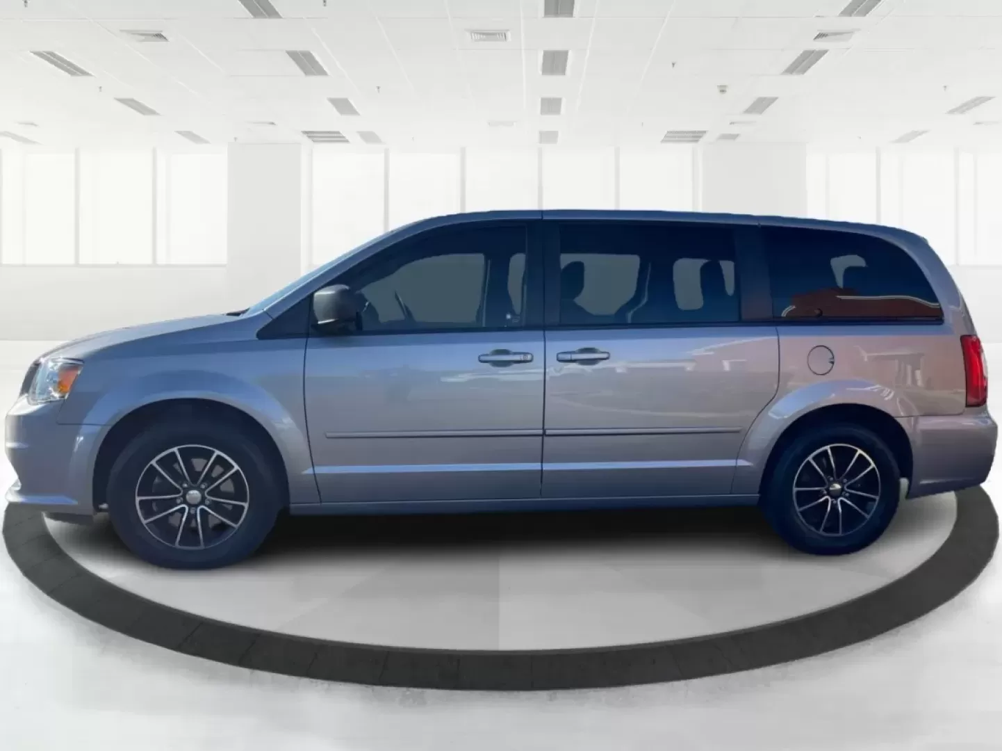 2016 Dodge Grand Caravan SE (2C4RDGBG0GR) with an Pentastar 3.6L V-6 DOHC engine, located at 1230 East Main St, Xenia, OH, 45385, (937) 908-9800, 39.688026, -83.910172 - **Experience the Freedom of Family Adventures with the 2016 Dodge Grand Caravan SE!** <br /> <br /> Are you in search of the perfect vehicle for family road trips, daily commutes, or weekend adventures? Look no further than the 2016 Dodge Grand Caravan SE, available at Advantage Car and Credit in X - Photo#5