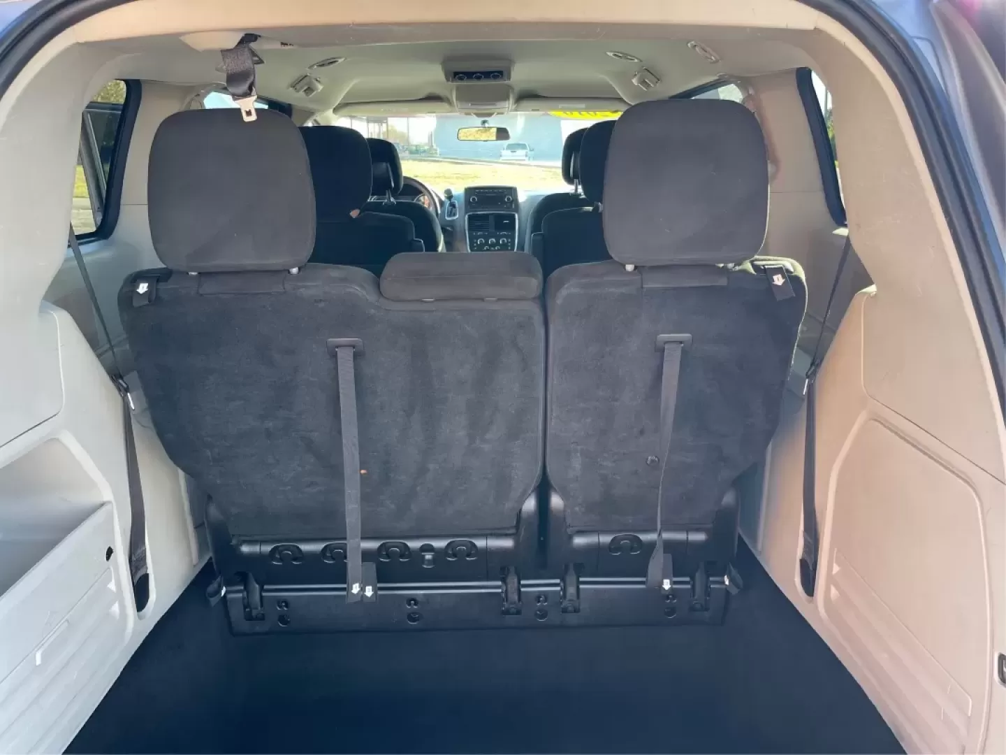 2016 Dodge Grand Caravan SE (2C4RDGBG0GR) with an Pentastar 3.6L V-6 DOHC engine, located at 1230 East Main St, Xenia, OH, 45385, (937) 908-9800, 39.688026, -83.910172 - **Experience the Freedom of Family Adventures with the 2016 Dodge Grand Caravan SE!** <br /> <br /> Are you in search of the perfect vehicle for family road trips, daily commutes, or weekend adventures? Look no further than the 2016 Dodge Grand Caravan SE, available at Advantage Car and Credit in X - Photo#12