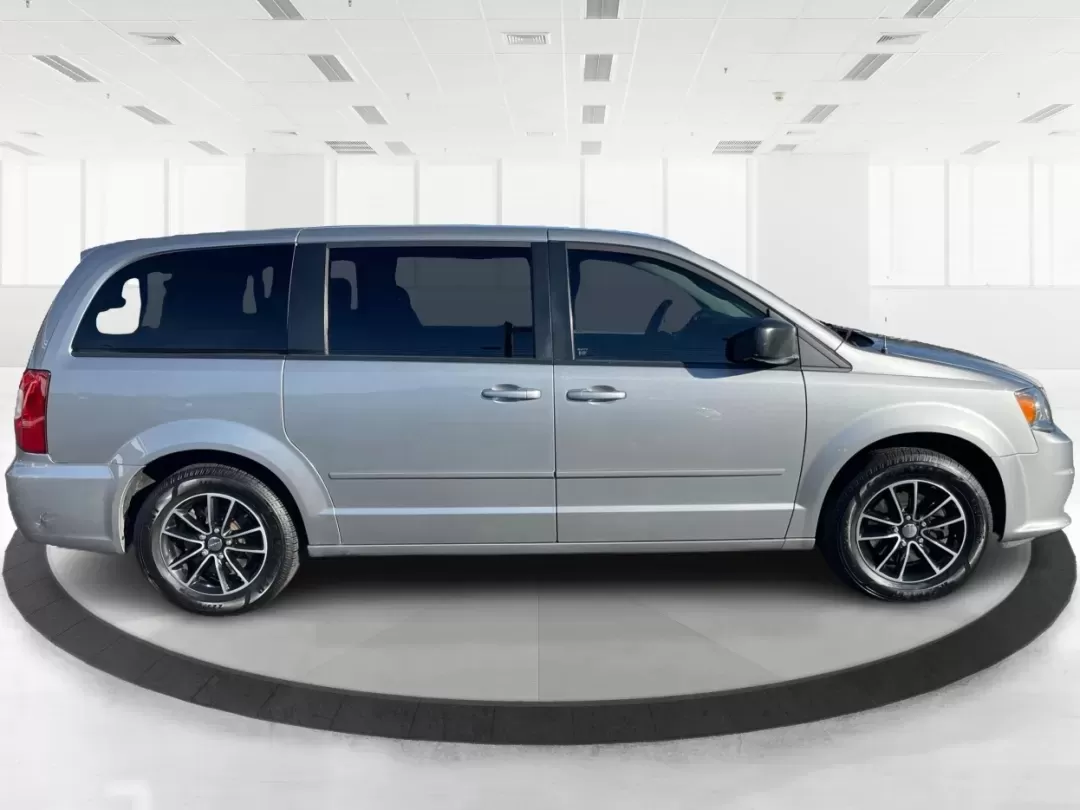 2016 Dodge Grand Caravan SE (2C4RDGBG0GR) with an Pentastar 3.6L V-6 DOHC engine, located at 1184 Kauffman Ave, Fairborn, OH, 45324, (937) 908-9800, 39.807072, -84.030914 - **Experience the Freedom of Family Adventures with the 2016 Dodge Grand Caravan SE!** <br /> <br /> Are you in search of the perfect vehicle for family road trips, daily commutes, or weekend adventures? Look no further than the 2016 Dodge Grand Caravan SE, available at Advantage Car and Credit in X - Photo#1