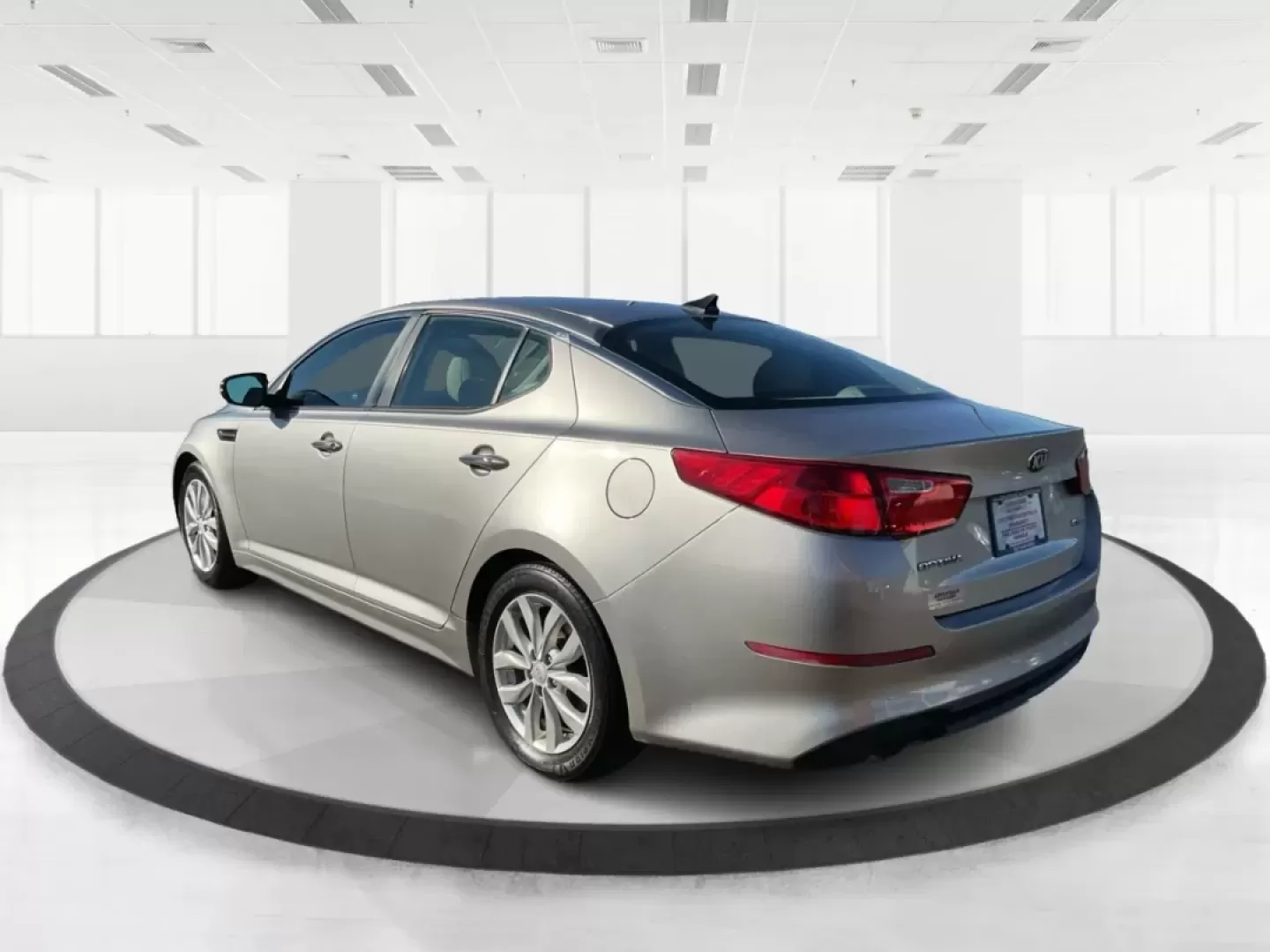 2015 Kia Optima EX (5XXGN4A74FG) with an Theta II 2.4L I-4 gasoline direct injection engine, located at 1230 East Main St, Xenia, OH, 45385, (937) 908-9800, 39.688026, -83.910172 - Experience the perfect blend of style, comfort, and reliability with this 2015 Kia Optima EX at Advantage Car and Credit in Xenia, OH. Whether you're embarking on daily commutes, family road trips, or simply looking for a trusty companion for your adventures, this vehicle is designed to meet your di - Photo#4