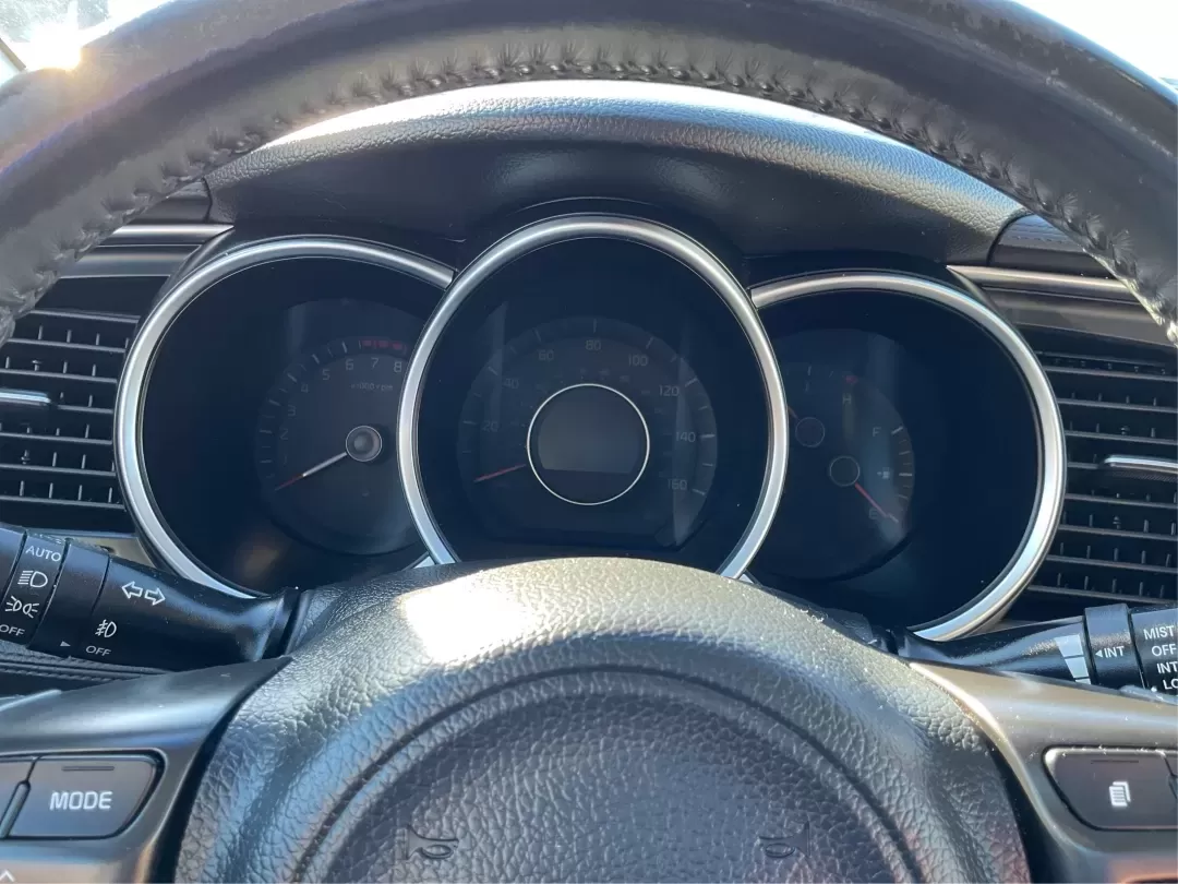 2015 Kia Optima EX (5XXGN4A74FG) with an Theta II 2.4L I-4 gasoline direct injection engine, 6-Speed Automatic transmission, located at 4508 South Dixie Dr, Moraine, OH, 45439, (937) 908-9800, 39.689976, -84.218452 - Experience the perfect blend of style, comfort, and reliability with this 2015 Kia Optima EX at Advantage Car and Credit in Xenia, OH. Whether you're embarking on daily commutes, family road trips, or simply looking for a trusty companion for your adventures, this vehicle is designed to meet your di - Photo#15