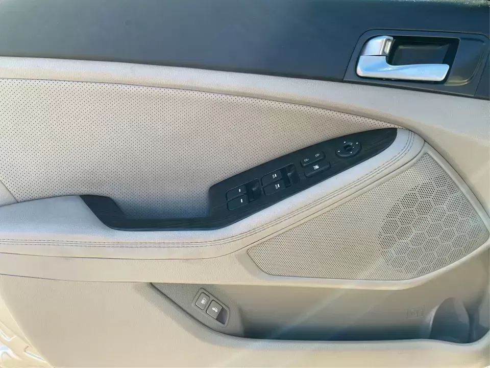 2015 Kia Optima EX (5XXGN4A74FG) with an Theta II 2.4L I-4 gasoline direct injection engine, 6-Speed Automatic transmission, located at 1099 N County Rd 25A , Troy, OH, 45373, (937) 908-9800, 40.057079, -84.212883 - Experience the perfect blend of style, comfort, and reliability with this 2015 Kia Optima EX at Advantage Car and Credit in Xenia, OH. Whether you're embarking on daily commutes, family road trips, or simply looking for a trusty companion for your adventures, this vehicle is designed to meet your di - Photo#18