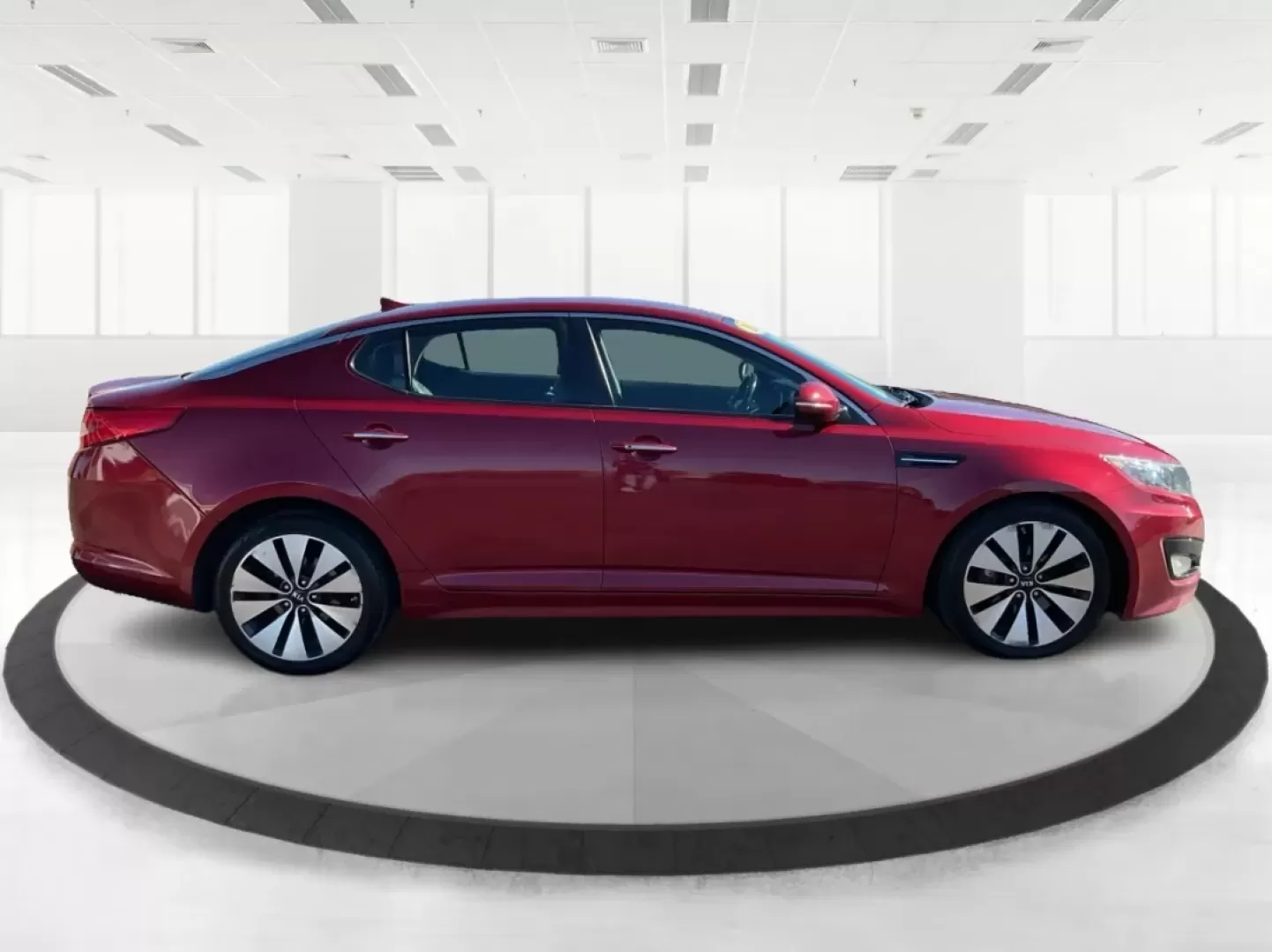 2013 Kia Optima SX (5XXGR4A68DG) with an 2L I-4 gasoline direct injection engine, located at 880 E. National Road, Vandalia, OH, 45377, (937) 908-9800, 39.891918, -84.183594 - **Experience Unmatched Comfort and Style with the 2013 Kia Optima SX**<br /> <br /> Are you in the market for a reliable vehicle that perfectly blends style, comfort, and functionality? Look no further than the stunning 2013 Kia Optima SX, available now at Advantage Car and Credit in Vandalia, OH. T - Photo#1