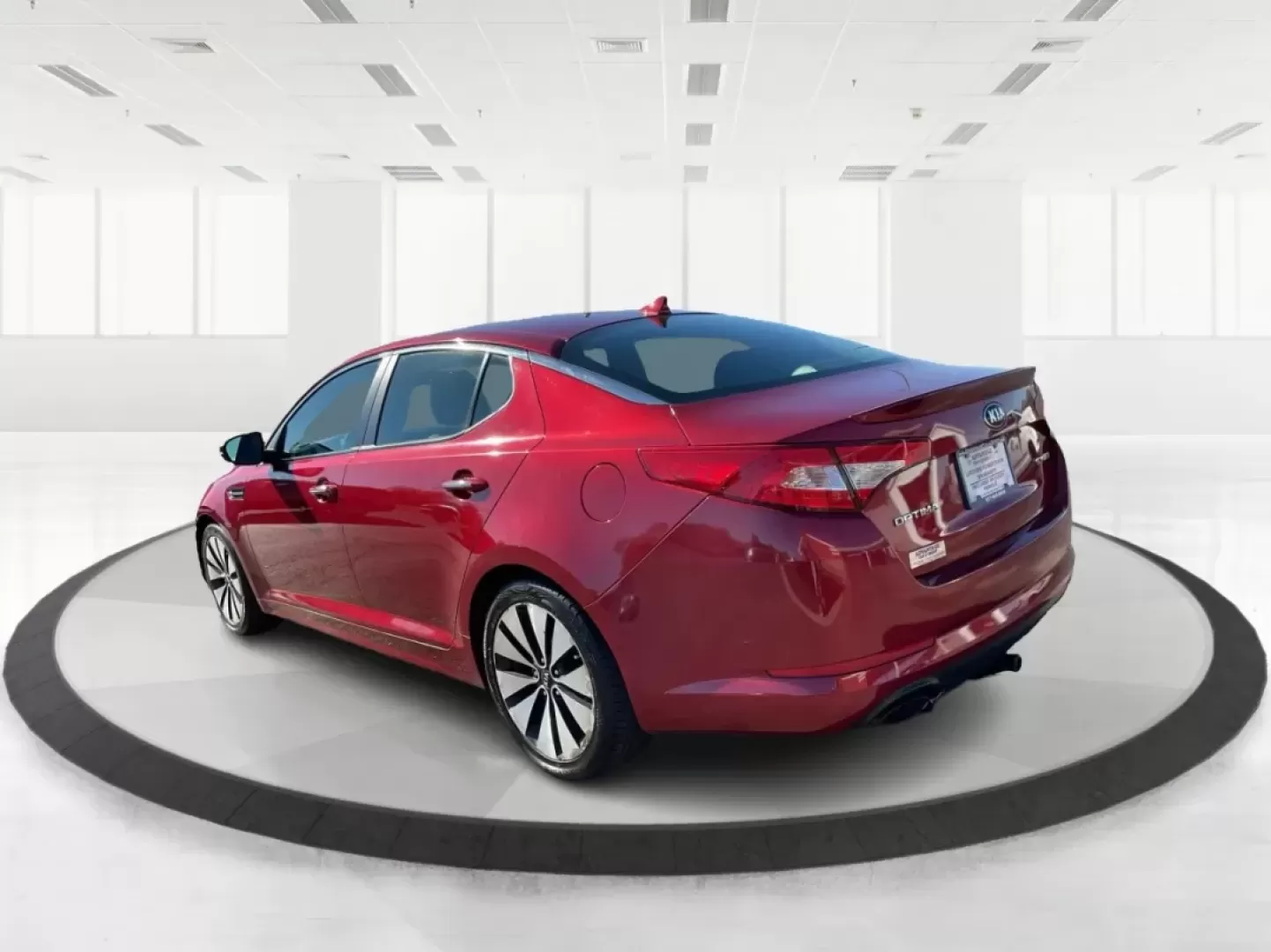 2013 Kia Optima SX (5XXGR4A68DG) with an 2L I-4 gasoline direct injection engine, located at 880 E. National Road, Vandalia, OH, 45377, (937) 908-9800, 39.891918, -84.183594 - **Experience Unmatched Comfort and Style with the 2013 Kia Optima SX**<br /> <br /> Are you in the market for a reliable vehicle that perfectly blends style, comfort, and functionality? Look no further than the stunning 2013 Kia Optima SX, available now at Advantage Car and Credit in Vandalia, OH. T - Photo#4