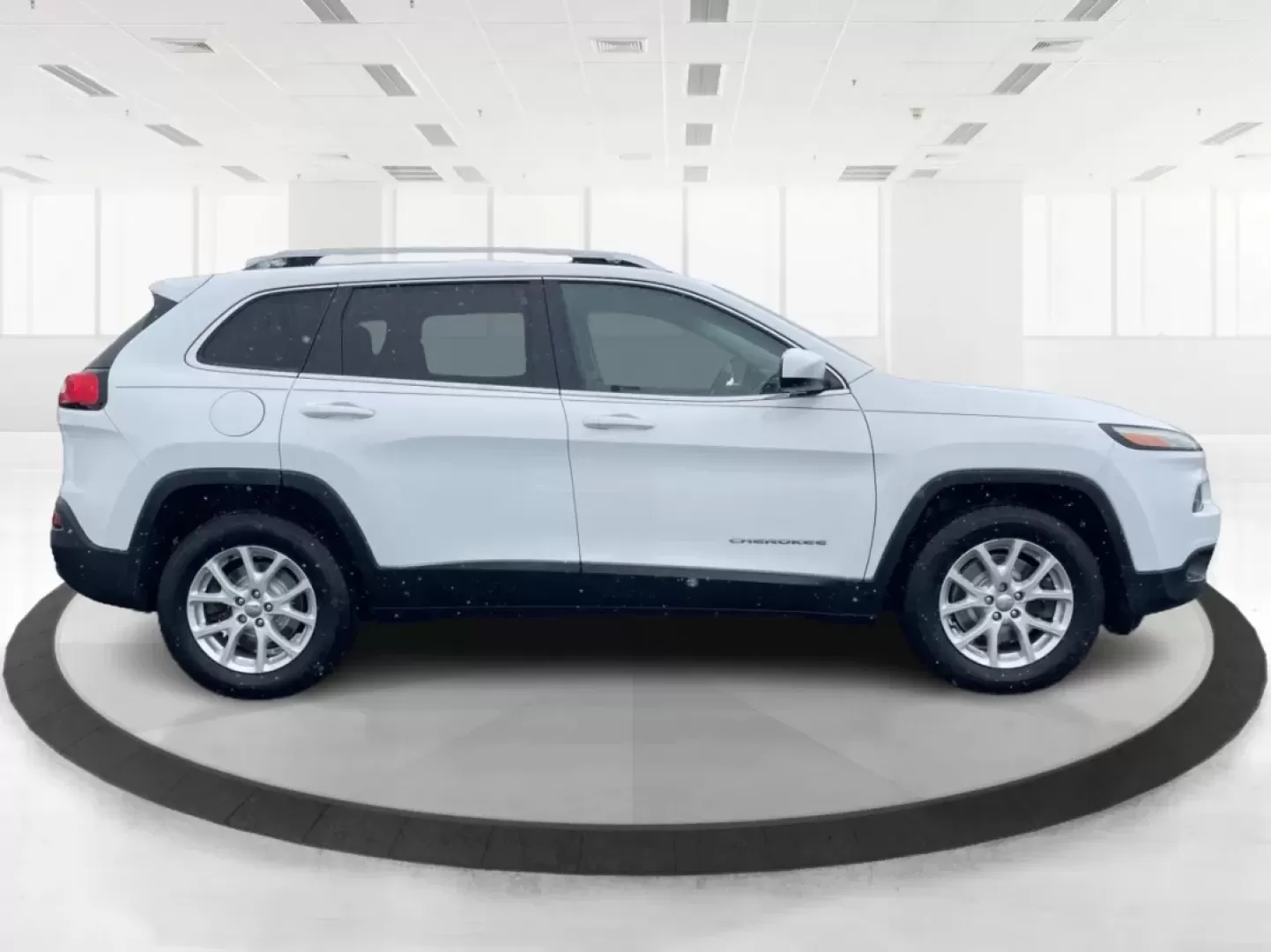 2015 Jeep Cherokee Latitude (1C4PJMCB7FW) with an Other engine, located at 4508 South Dixie Dr, Moraine, OH, 45439, (937) 908-9800, 39.689976, -84.218452 - **Adventure Awaits with the 2015 Jeep Cherokee Latitude - Perfect for Your Next Journey!**<br /> <br /> If you're searching for a versatile, reliable vehicle that seamlessly fits into your busy lifestyle, look no further than this stunning 2015 Jeep Cherokee Latitude, now available at Advantage Car - Photo#1