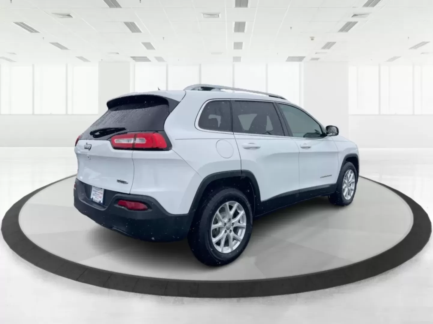 2015 Jeep Cherokee Latitude (1C4PJMCB7FW) with an Other engine, located at 4508 South Dixie Dr, Moraine, OH, 45439, (937) 908-9800, 39.689976, -84.218452 - **Adventure Awaits with the 2015 Jeep Cherokee Latitude - Perfect for Your Next Journey!**<br /> <br /> If you're searching for a versatile, reliable vehicle that seamlessly fits into your busy lifestyle, look no further than this stunning 2015 Jeep Cherokee Latitude, now available at Advantage Car - Photo#2