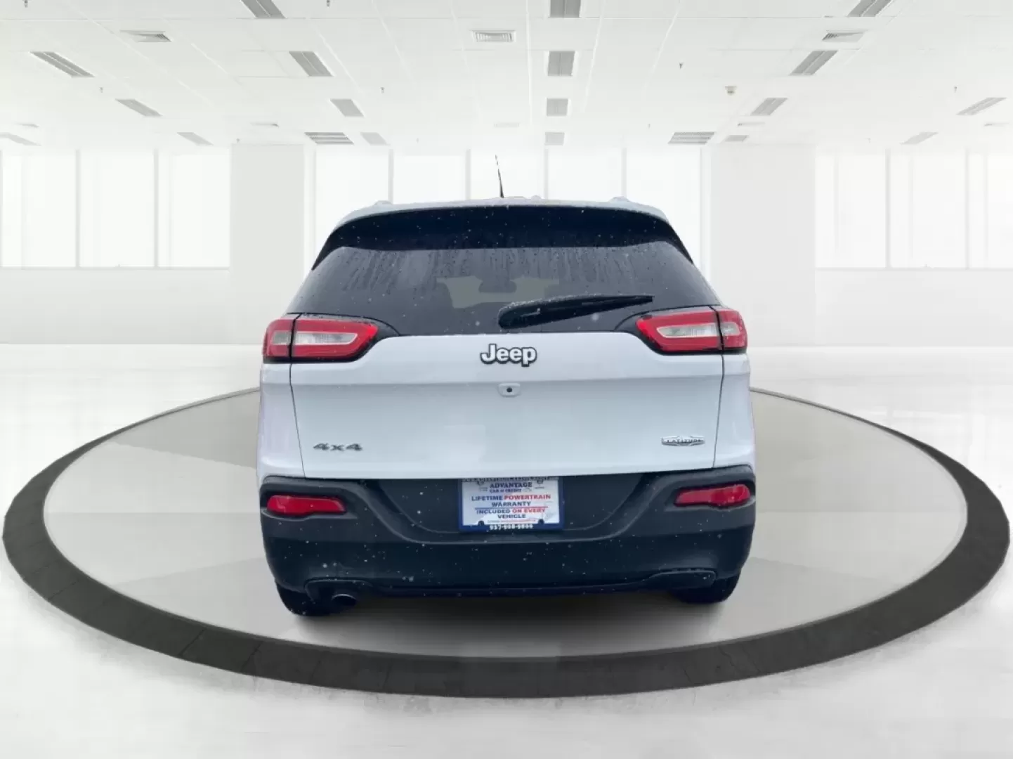 2015 Jeep Cherokee Latitude (1C4PJMCB7FW) with an Other engine, located at 4508 South Dixie Dr, Moraine, OH, 45439, (937) 908-9800, 39.689976, -84.218452 - **Adventure Awaits with the 2015 Jeep Cherokee Latitude - Perfect for Your Next Journey!**<br /> <br /> If you're searching for a versatile, reliable vehicle that seamlessly fits into your busy lifestyle, look no further than this stunning 2015 Jeep Cherokee Latitude, now available at Advantage Car - Photo#3