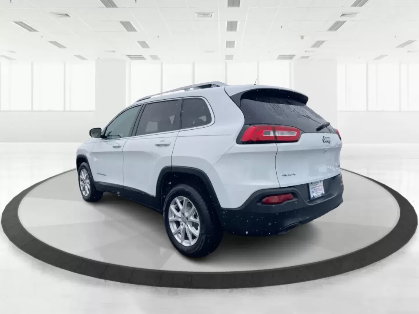 2015 Jeep Cherokee Latitude (1C4PJMCB7FW) with an Other engine, located at 4508 South Dixie Dr, Moraine, OH, 45439, (937) 908-9800, 39.689976, -84.218452 - **Adventure Awaits with the 2015 Jeep Cherokee Latitude - Perfect for Your Next Journey!**<br /> <br /> If you're searching for a versatile, reliable vehicle that seamlessly fits into your busy lifestyle, look no further than this stunning 2015 Jeep Cherokee Latitude, now available at Advantage Car - Photo#4