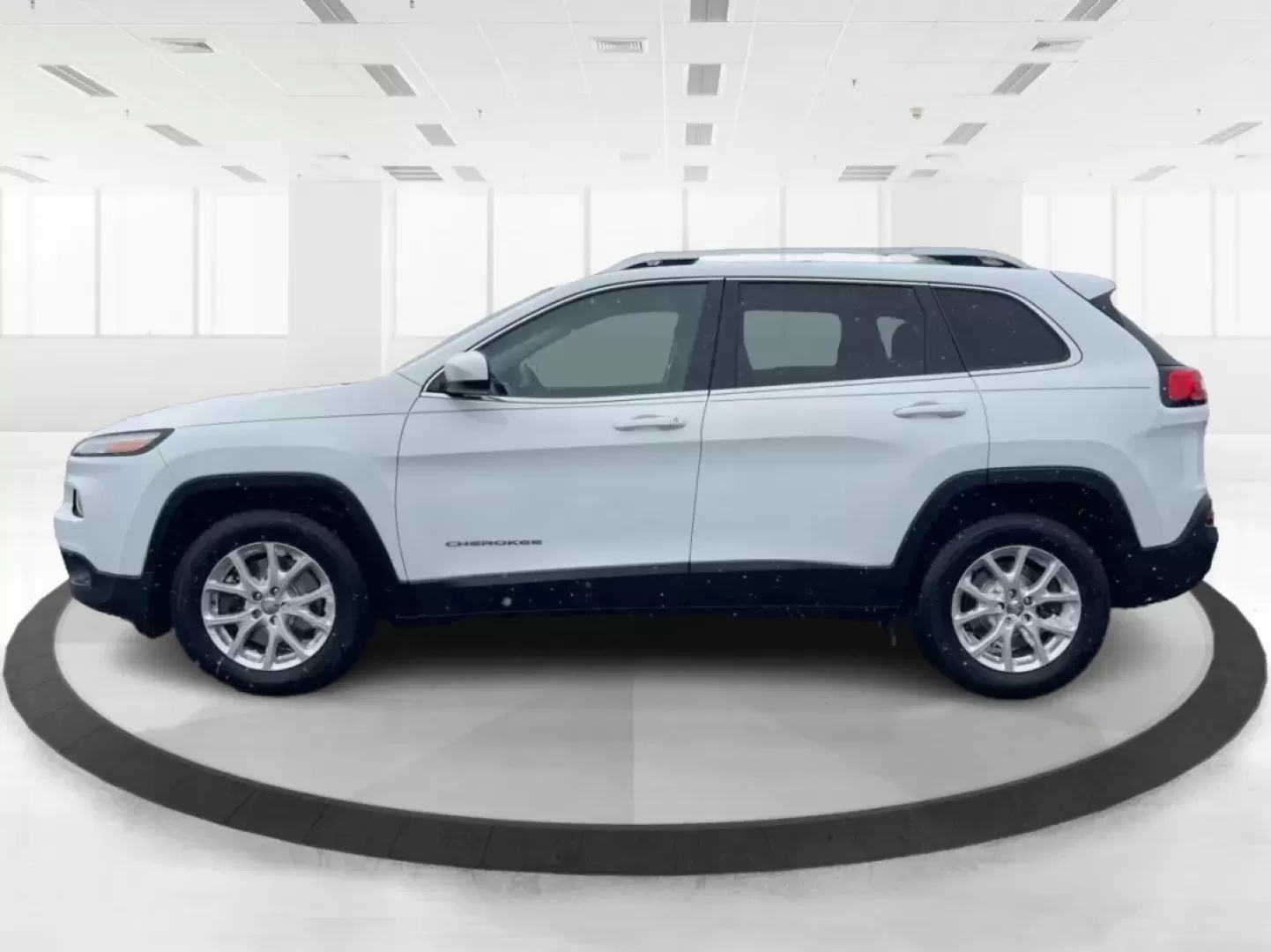 2015 Jeep Cherokee Latitude (1C4PJMCB7FW) with an Other engine, located at 4508 South Dixie Dr, Moraine, OH, 45439, (937) 908-9800, 39.689976, -84.218452 - **Adventure Awaits with the 2015 Jeep Cherokee Latitude - Perfect for Your Next Journey!**<br /> <br /> If you're searching for a versatile, reliable vehicle that seamlessly fits into your busy lifestyle, look no further than this stunning 2015 Jeep Cherokee Latitude, now available at Advantage Car - Photo#5