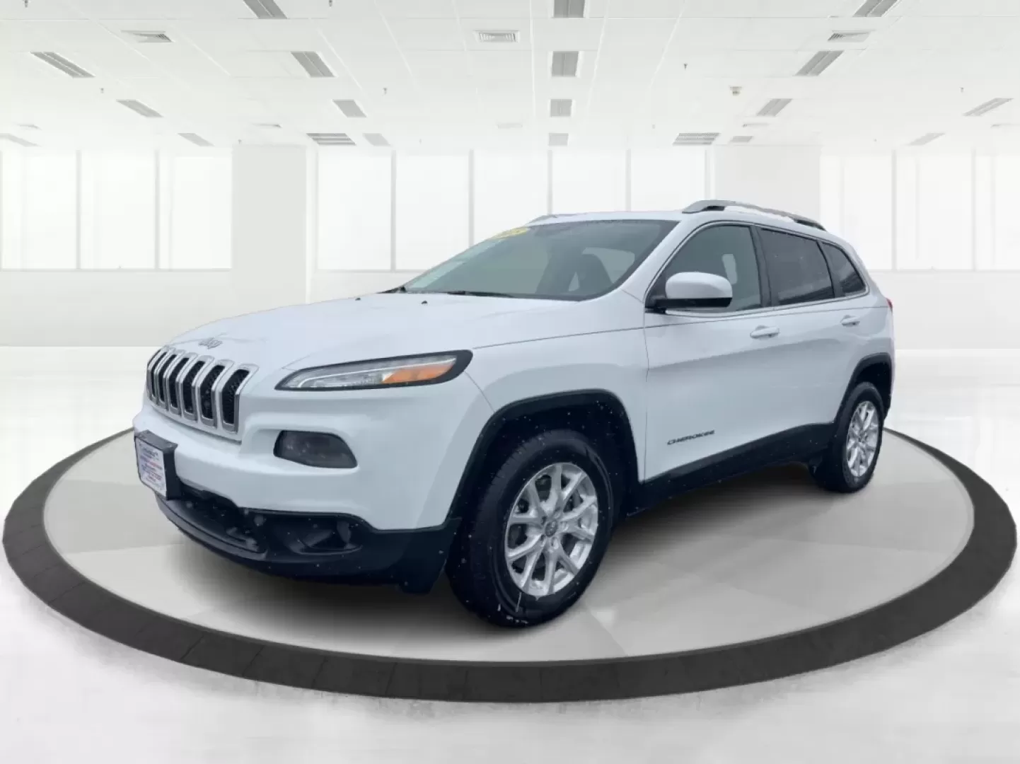 2015 Jeep Cherokee Latitude (1C4PJMCB7FW) with an Other engine, located at 4508 South Dixie Dr, Moraine, OH, 45439, (937) 908-9800, 39.689976, -84.218452 - **Adventure Awaits with the 2015 Jeep Cherokee Latitude - Perfect for Your Next Journey!**<br /> <br /> If you're searching for a versatile, reliable vehicle that seamlessly fits into your busy lifestyle, look no further than this stunning 2015 Jeep Cherokee Latitude, now available at Advantage Car - Photo#8