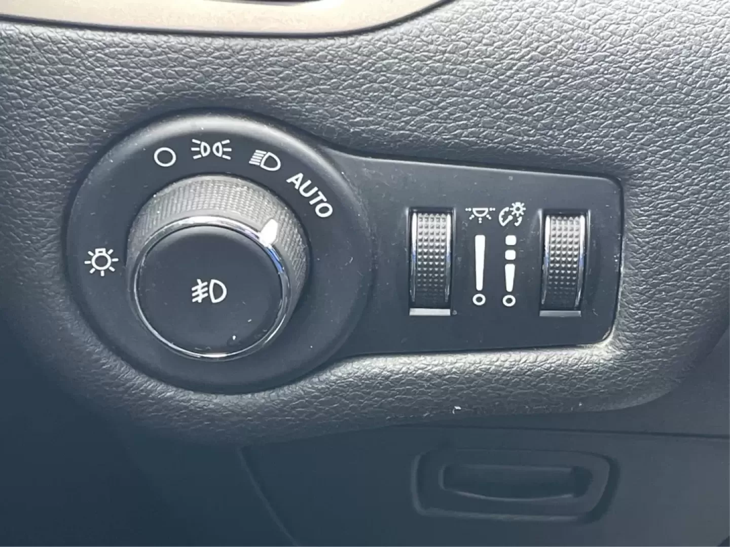 2015 Jeep Cherokee Latitude (1C4PJMCB7FW) with an Other engine, located at 4508 South Dixie Dr, Moraine, OH, 45439, (937) 908-9800, 39.689976, -84.218452 - **Adventure Awaits with the 2015 Jeep Cherokee Latitude - Perfect for Your Next Journey!**<br /> <br /> If you're searching for a versatile, reliable vehicle that seamlessly fits into your busy lifestyle, look no further than this stunning 2015 Jeep Cherokee Latitude, now available at Advantage Car - Photo#17