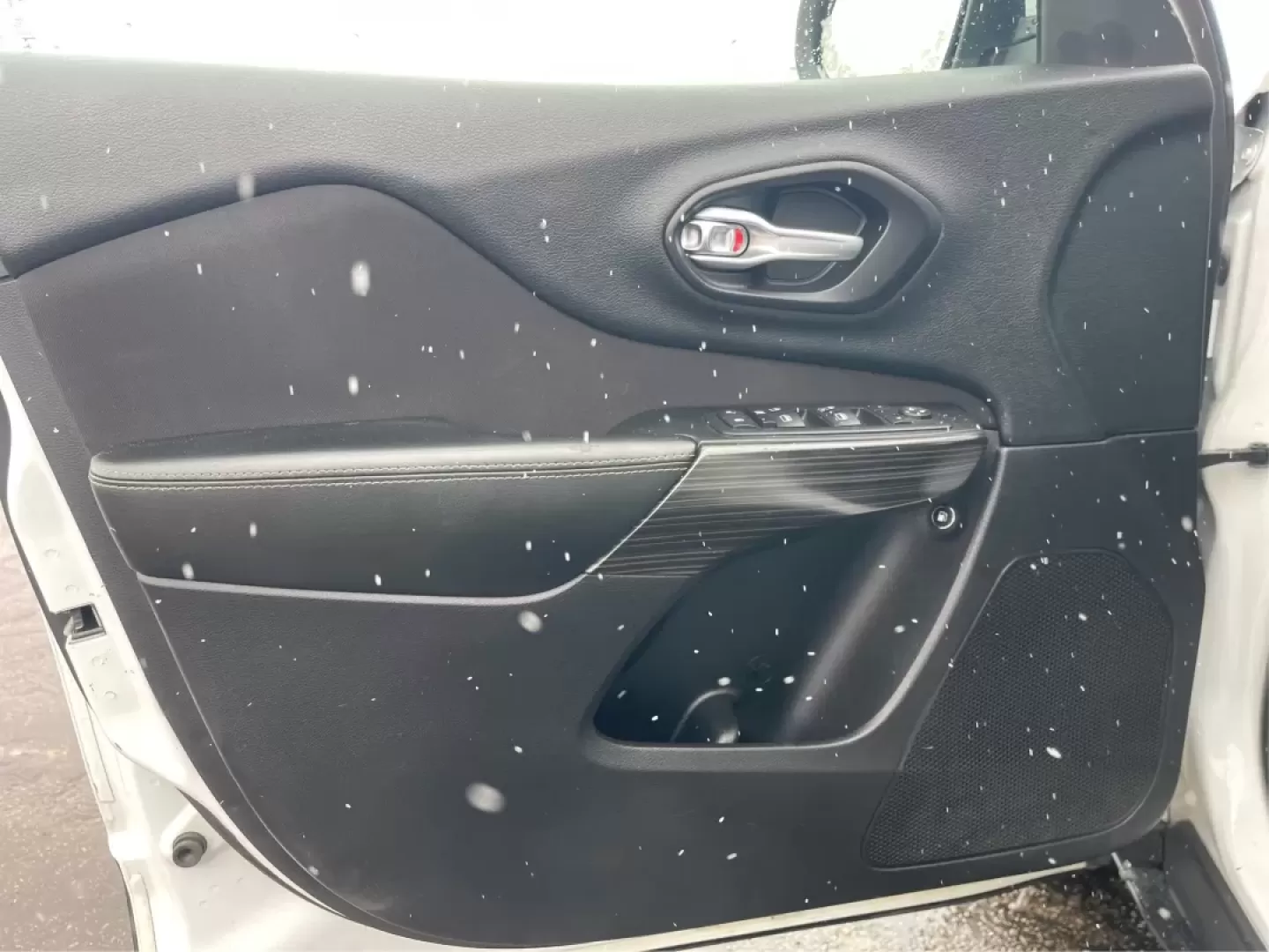 2015 Jeep Cherokee Latitude (1C4PJMCB7FW) with an Other engine, located at 4508 South Dixie Dr, Moraine, OH, 45439, (937) 908-9800, 39.689976, -84.218452 - **Adventure Awaits with the 2015 Jeep Cherokee Latitude - Perfect for Your Next Journey!**<br /> <br /> If you're searching for a versatile, reliable vehicle that seamlessly fits into your busy lifestyle, look no further than this stunning 2015 Jeep Cherokee Latitude, now available at Advantage Car - Photo#19