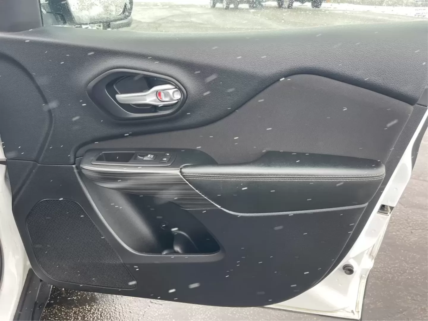 2015 Jeep Cherokee Latitude (1C4PJMCB7FW) with an Other engine, located at 4508 South Dixie Dr, Moraine, OH, 45439, (937) 908-9800, 39.689976, -84.218452 - **Adventure Awaits with the 2015 Jeep Cherokee Latitude - Perfect for Your Next Journey!**<br /> <br /> If you're searching for a versatile, reliable vehicle that seamlessly fits into your busy lifestyle, look no further than this stunning 2015 Jeep Cherokee Latitude, now available at Advantage Car - Photo#20