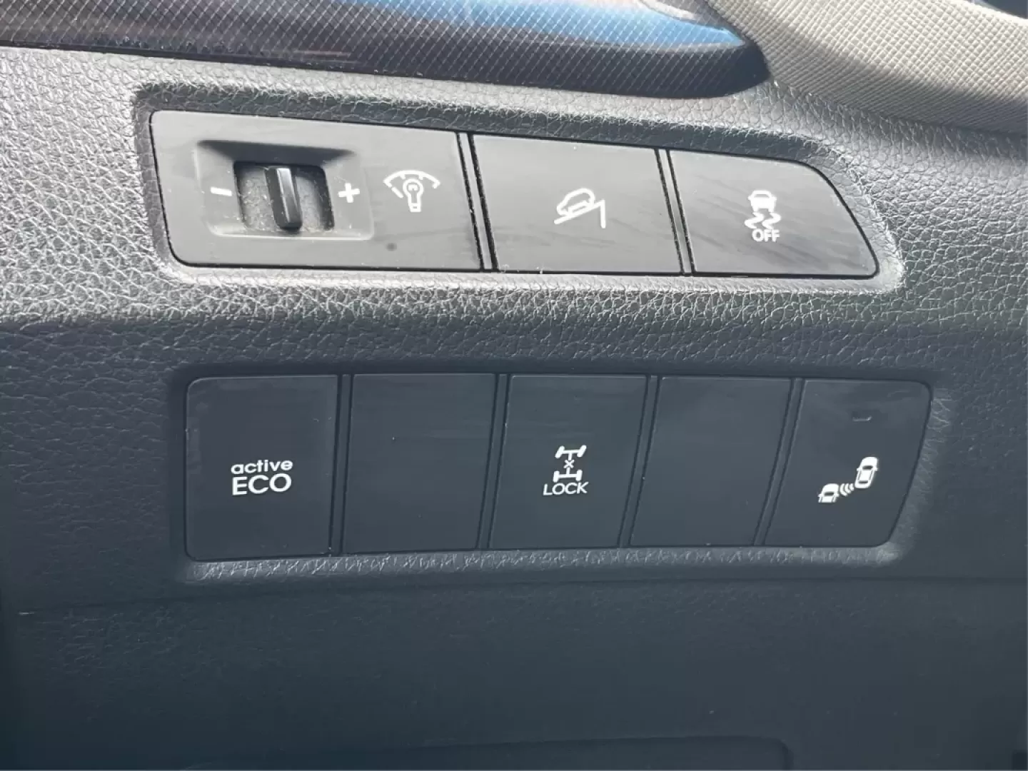 2014 Hyundai Santa Fe Limited (KM8SNDHF0EU) with an Lambda II 3.3L V-6 gasoline direct injection engine, located at 1099 N County Rd 25A , Troy, OH, 45373, (937) 908-9800, 40.057079, -84.212883 - **Rediscover Adventures with the 2014 Hyundai Santa Fe Limited Perfect for Families and Explorers Alike!**<br /> <br /> Are you searching for a reliable and spacious SUV that can accommodate your growing family or be the perfect companion for weekend getaways? Look no further than this stunning 201 - Photo#17