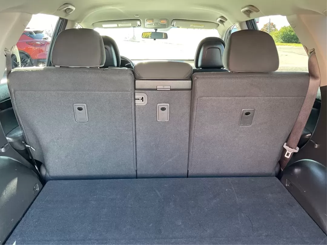 2014 Kia Sorento LX (5XYKTCA66EG) with an 2.4L I-4 gasoline direct injection engine, located at 4508 South Dixie Dr, Moraine, OH, 45439, (937) 908-9800, 39.689976, -84.218452 - ### Adventure Awaits with the 2014 Kia Sorento LX at Advantage Car and Credit - Moraine!<br /> <br /> Are you ready to elevate your family outings, weekend getaways, or daily commutes? The **2014 Kia Sorento LX** is your ultimate companion for all adventures, blending comfort, functionality, and sty - Photo#11