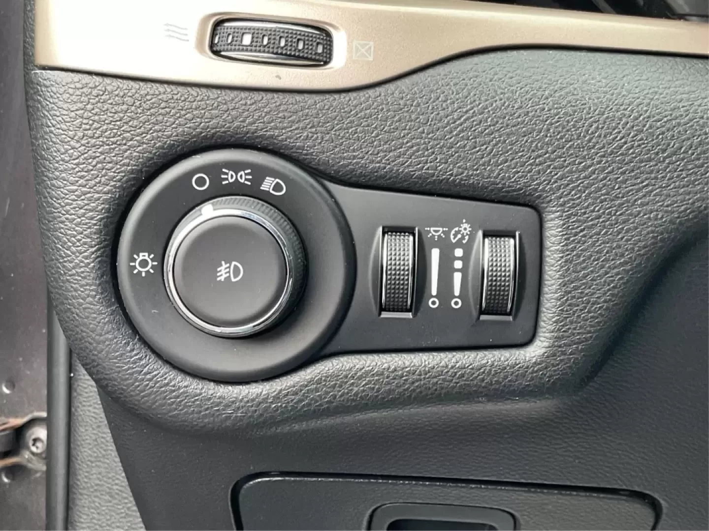 2014 Jeep Cherokee Latitude (1C4PJLCB1EW) with an Other engine, located at 1951 S Dayton Lakeview Rd., New Carlisle, OH, 45344, (937) 908-9800, 39.890999, -84.050255 - **Explore Adventure with the 2014 Jeep Cherokee Latitude at Advantage Car and Credit!**<br /> <br /> Are you ready to elevate your weekend adventures or enhance your daily commute? Look no further than this stunning 2014 Jeep Cherokee Latitude, available now at Advantage Car and Credit in New Carlis - Photo#17