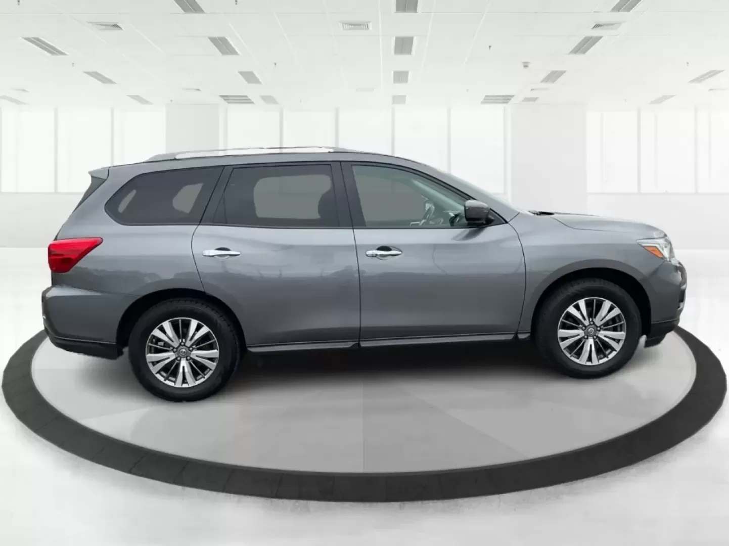 2018 Nissan Pathfinder SV (5N1DR2MM1JC) with an 3.5L V-6 gasoline direct injection engine, located at 880 E. National Road, Vandalia, OH, 45377, (937) 908-9800, 39.891918, -84.183594 - Are you ready to elevate your family adventures or weekend getaways? Look no further than the 2018 Nissan Pathfinder SV, available now at Advantage Car and Credit in Vandalia, OH. Perfectly designed for growing families, this spacious SUV is not only a reliable daily driver but also an ideal compani - Photo#1