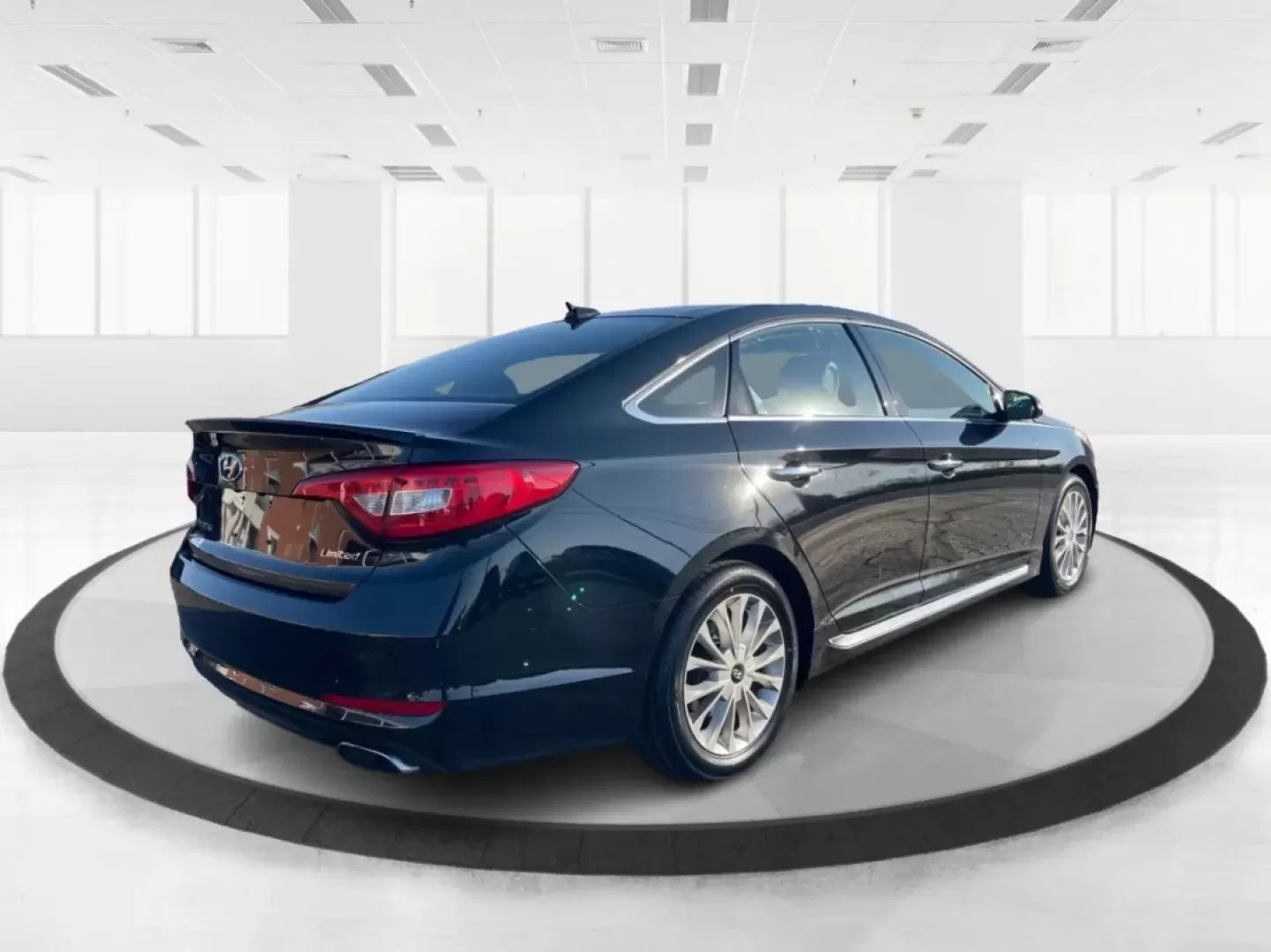 2015 Hyundai Sonata Limited (5NPE34AF7FH) with an 2.4L I-4 gasoline direct injection engine, located at 880 E. National Road, Vandalia, OH, 45377, (937) 908-9800, 39.891918, -84.183594 - **Unleash a New Lifestyle with the 2015 Hyundai Sonata Limited Your Perfect Sedan Awaits!**<br /> <br /> Are you ready to elevate your daily commute or weekend getaways? The 2015 Hyundai Sonata Limited, available at Advantage Car and Credit in Vandalia, OH, is designed with your lifestyle in mind. - Photo#2