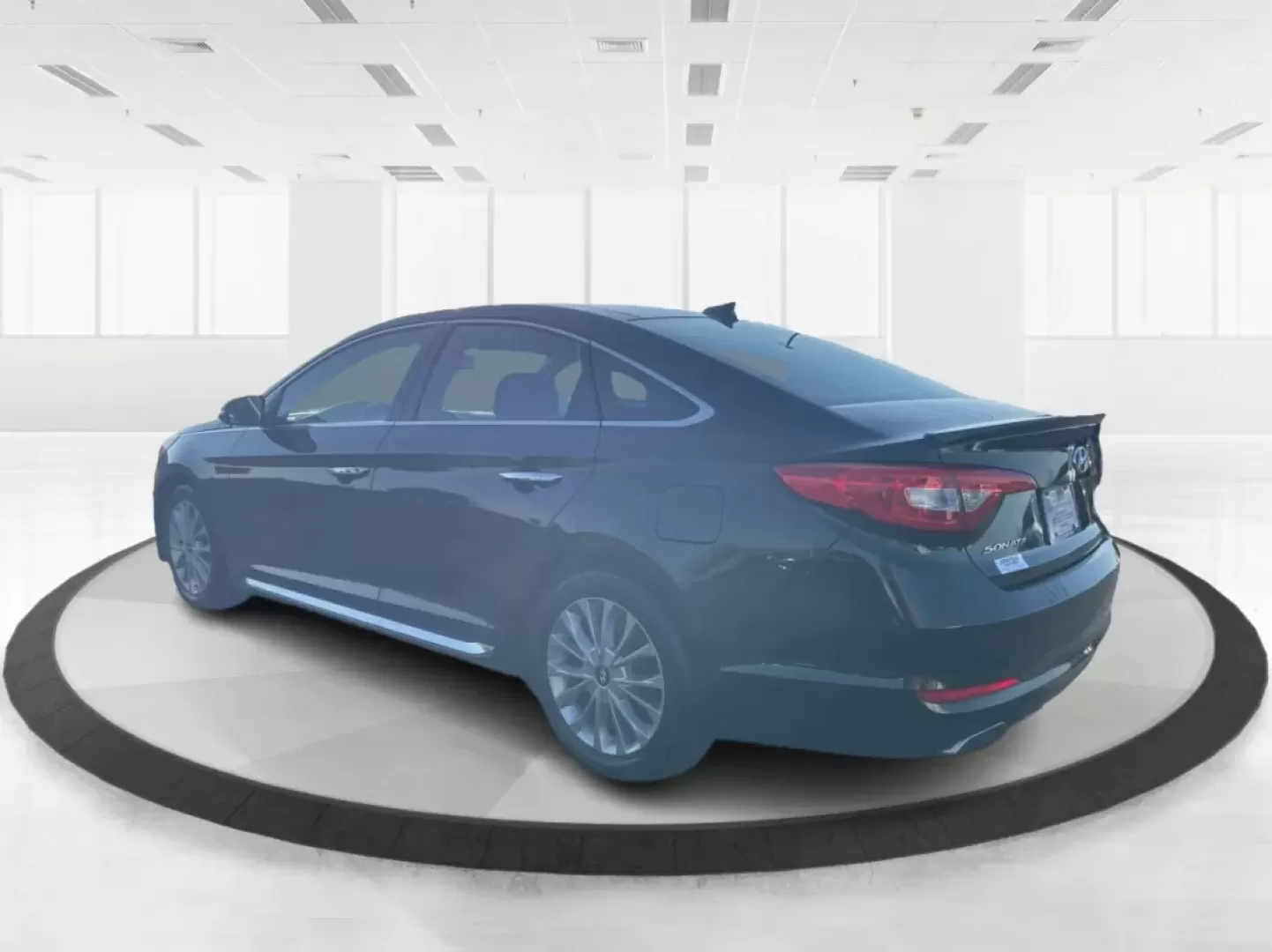 2015 Hyundai Sonata Limited (5NPE34AF7FH) with an 2.4L I-4 gasoline direct injection engine, located at 880 E. National Road, Vandalia, OH, 45377, (937) 908-9800, 39.891918, -84.183594 - **Unleash a New Lifestyle with the 2015 Hyundai Sonata Limited Your Perfect Sedan Awaits!**<br /> <br /> Are you ready to elevate your daily commute or weekend getaways? The 2015 Hyundai Sonata Limited, available at Advantage Car and Credit in Vandalia, OH, is designed with your lifestyle in mind. - Photo#4