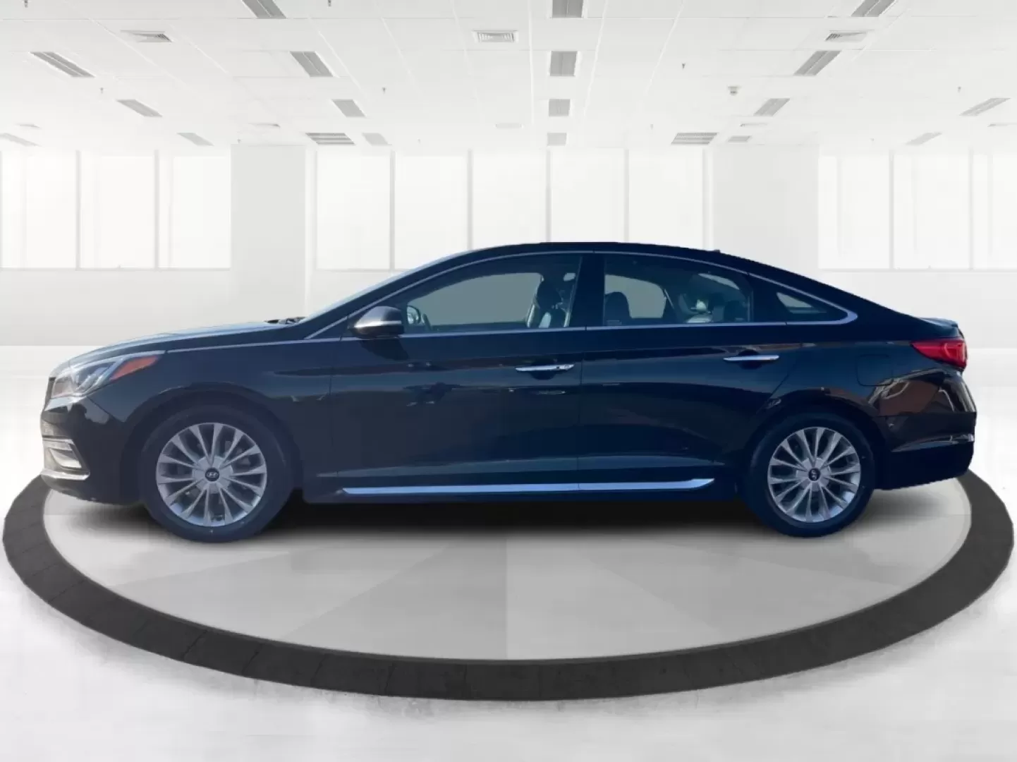 2015 Hyundai Sonata Limited (5NPE34AF7FH) with an 2.4L I-4 gasoline direct injection engine, located at 880 E. National Road, Vandalia, OH, 45377, (937) 908-9800, 39.891918, -84.183594 - **Unleash a New Lifestyle with the 2015 Hyundai Sonata Limited Your Perfect Sedan Awaits!**<br /> <br /> Are you ready to elevate your daily commute or weekend getaways? The 2015 Hyundai Sonata Limited, available at Advantage Car and Credit in Vandalia, OH, is designed with your lifestyle in mind. - Photo#5